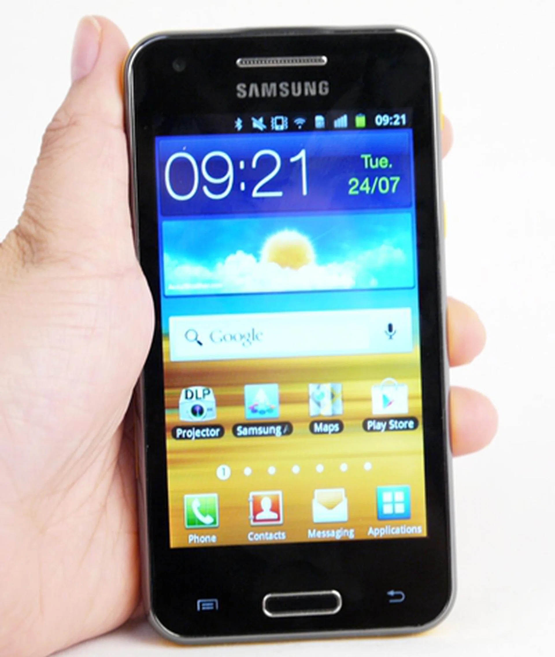 Looking for a projector smartphone? You have two options: the new Samsung Galaxy Beam (pictured here) and the old Galaxy Beam. Confusing? Fortunately, the predecessor has long been phased out, so you're likely only to get this new version.