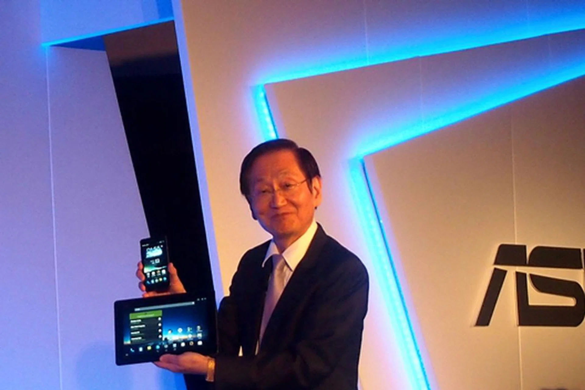 Jonney Shih, ASUS Chairman was on stage to unveil the PadFone Infinity and its new PadFone Station.
