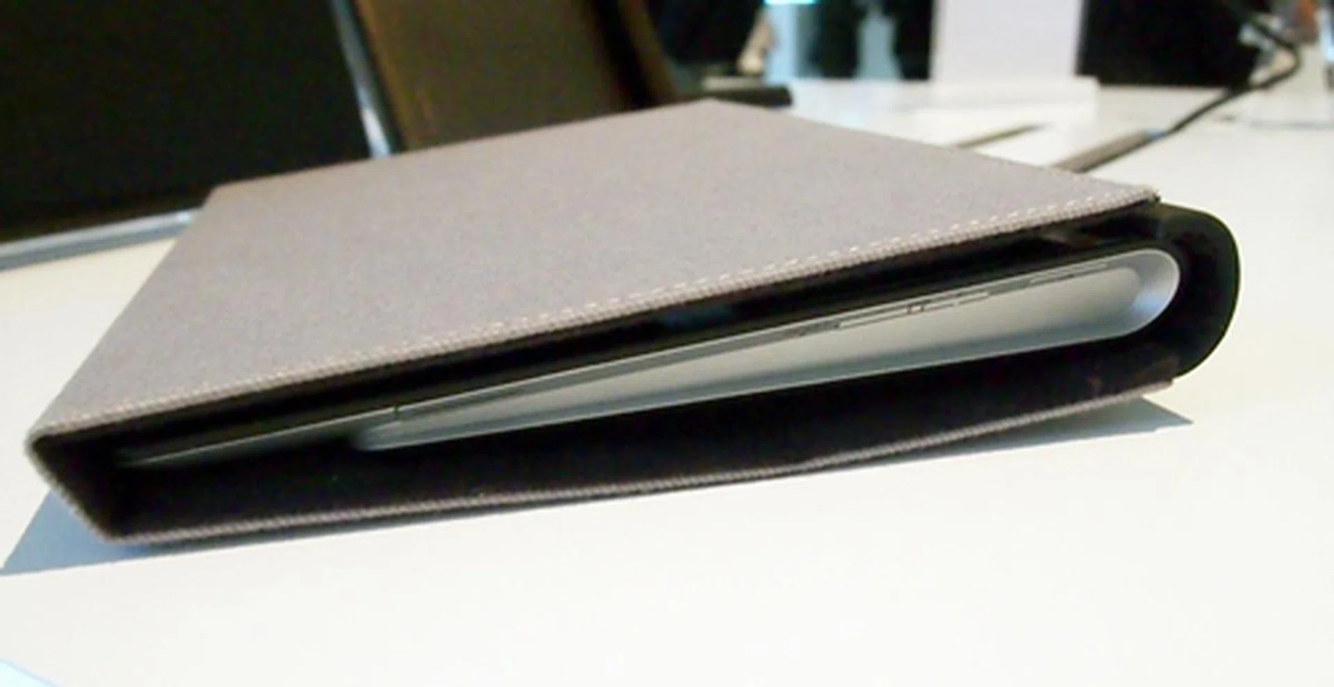 This folding case strikes a close resemblance to the Apple iPad 2 Smart Cover albeit not as stylish and "smart".
