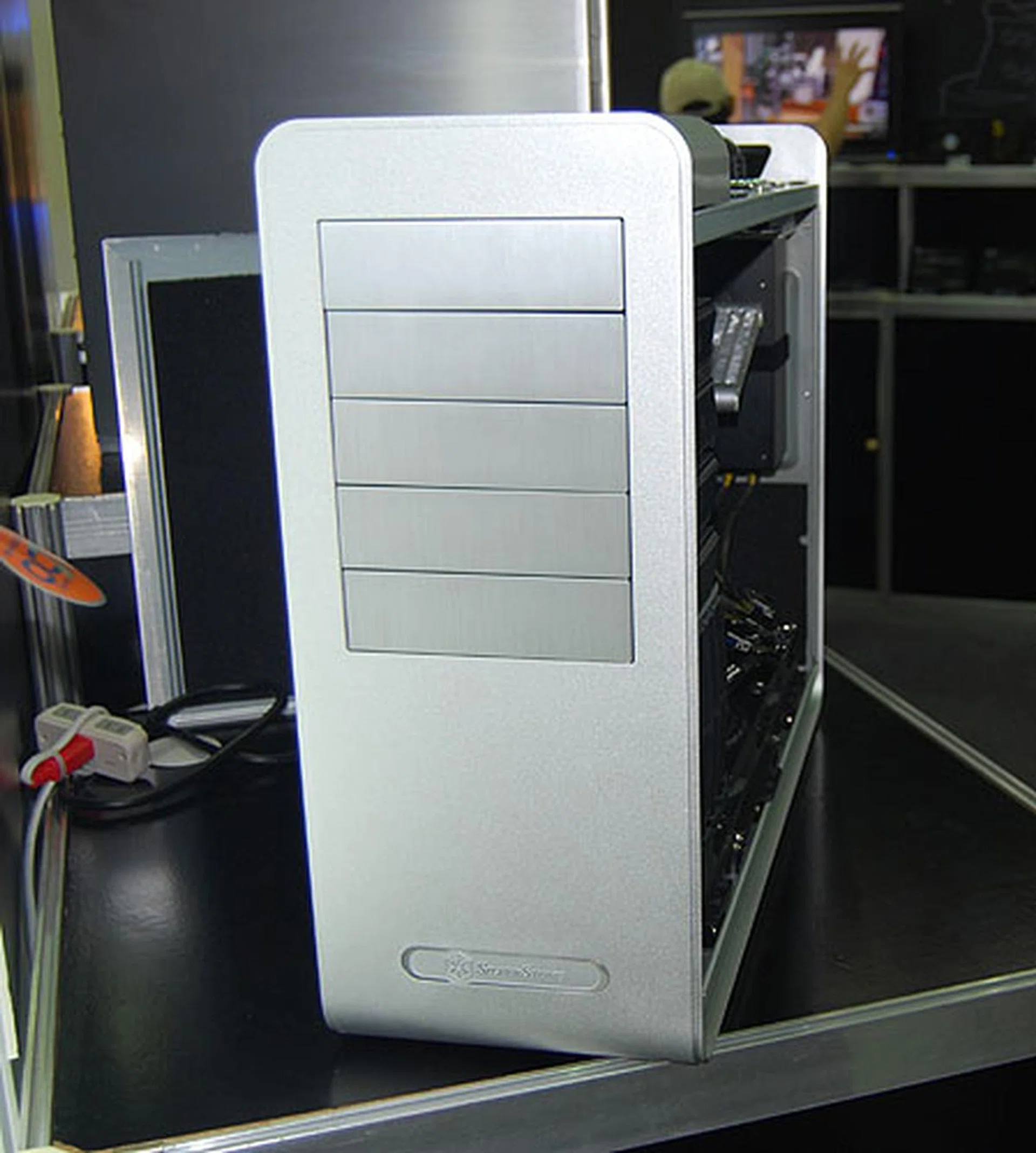  Another of SilverStone's newest products here at Computex is this Fortress series chassis, the FT02. It has an unibody aluminum frame and is targeted at premium users who require both capacity and desire silence. Not to mention that it looks and feels pretty good.  