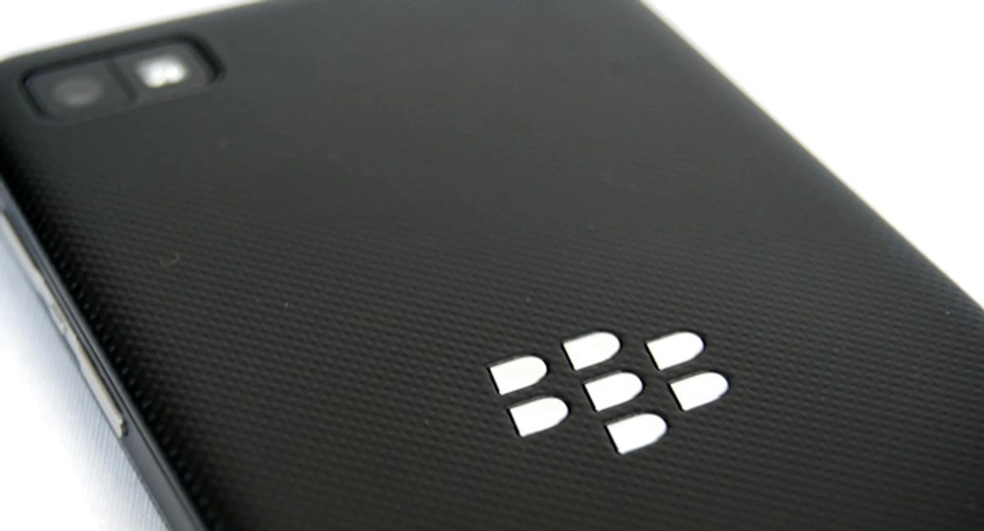 The dimpled rear cover gives the BlackBerry Z10 a unique look and it's practical too in actual handling.