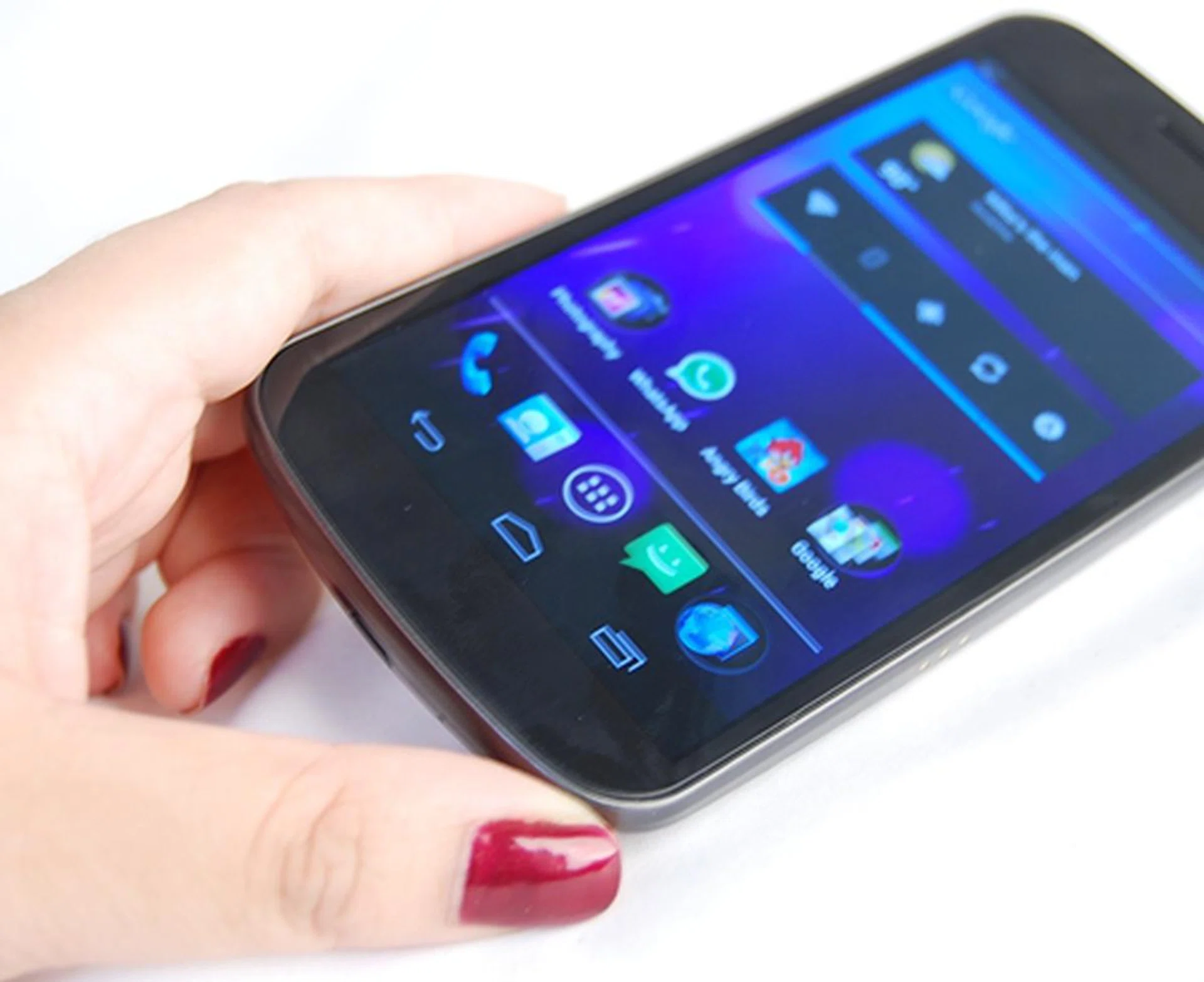 Below the display of the Galaxy Nexus you will find none of the usual hardware buttons. A small part of the 4.65-inch screen is taken up by a row of touchscreen buttons, of which includes (from left to right): back, home, and multitasking.