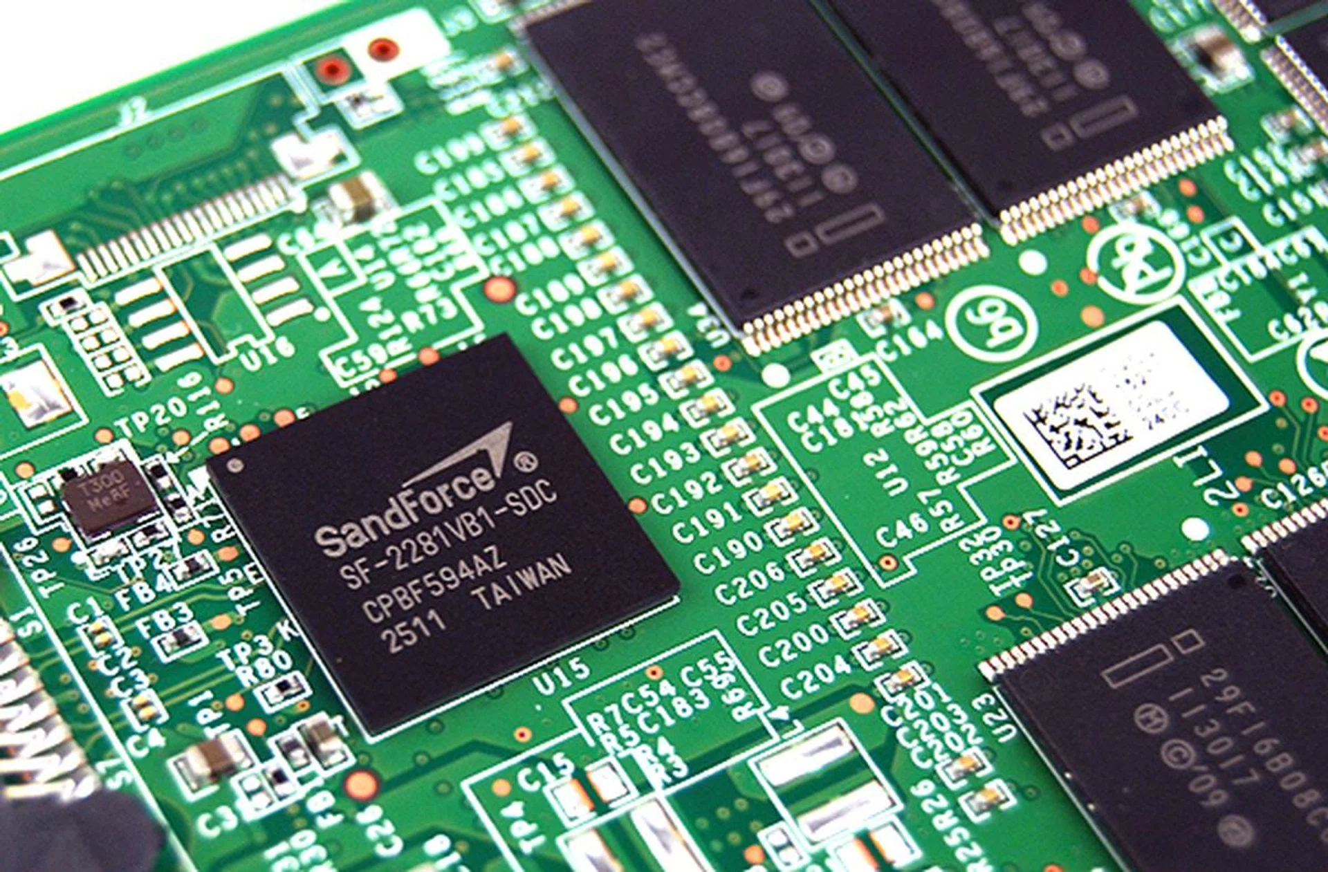 A look at the SandForce SF-2281 controller in the Intel drive.