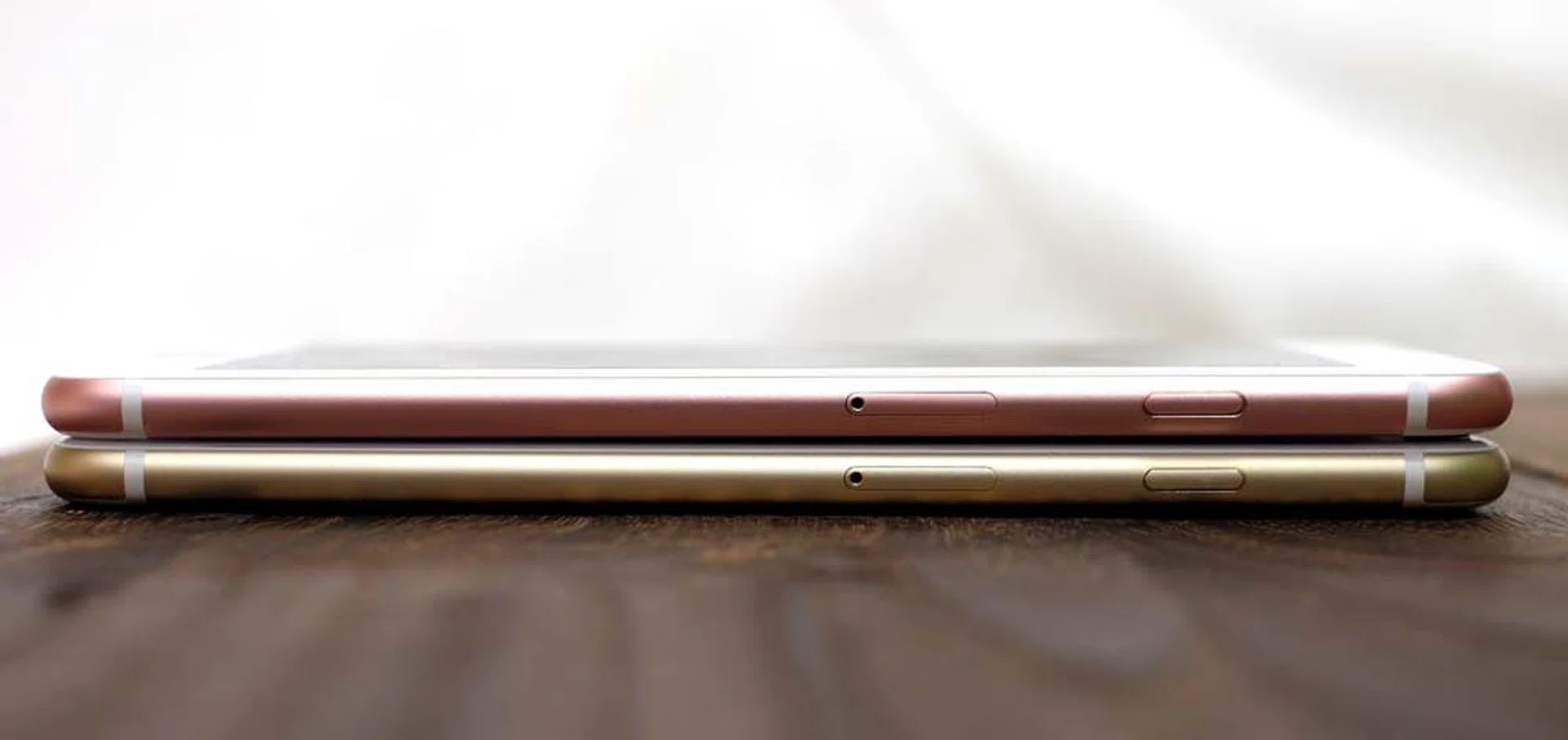 iPhone 6s Plus on top of the iPhone 6 Plus