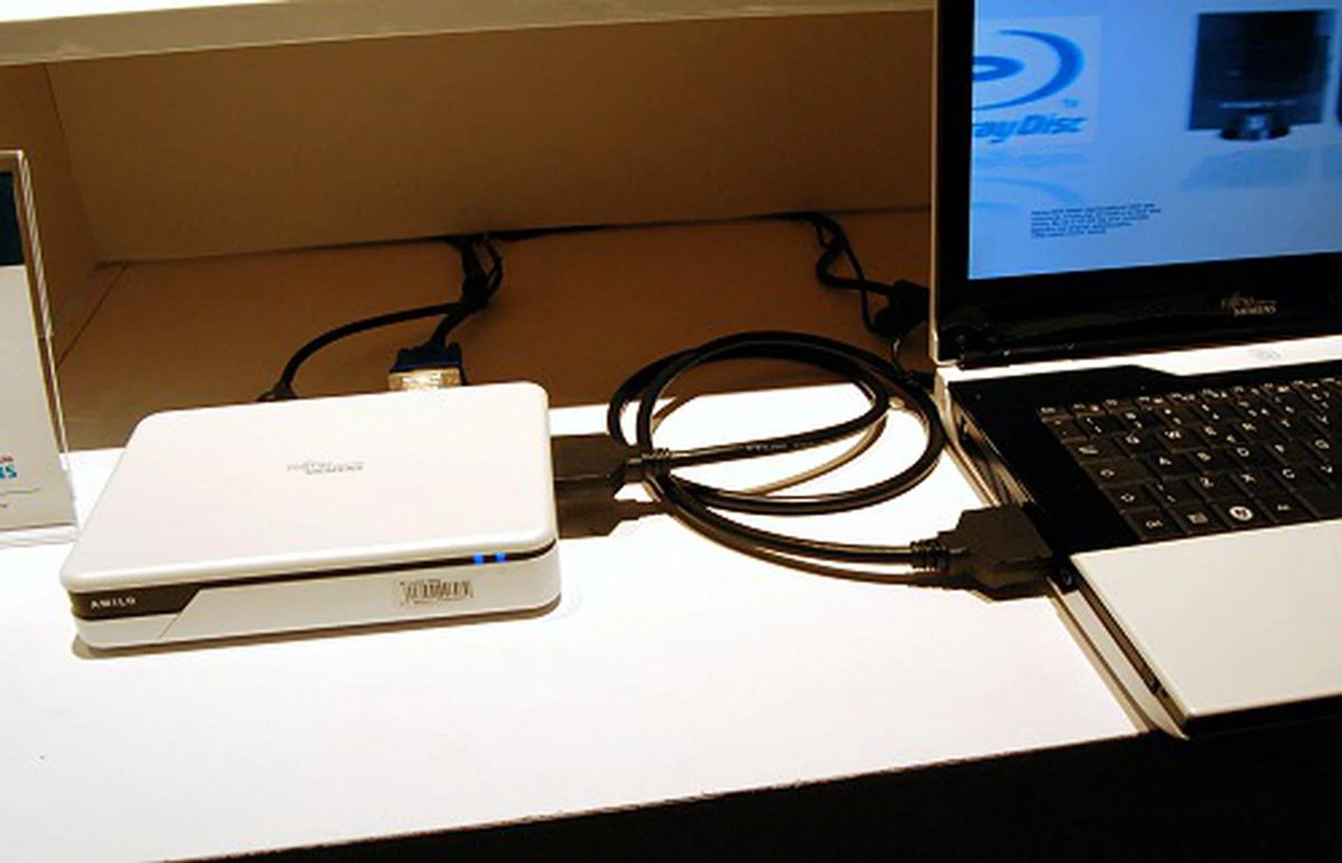 Here's how the connections go - just a single interface between the notebook and the XGP box. However the AMILO GraphicBooster has display outputs for multi-monitor usage.