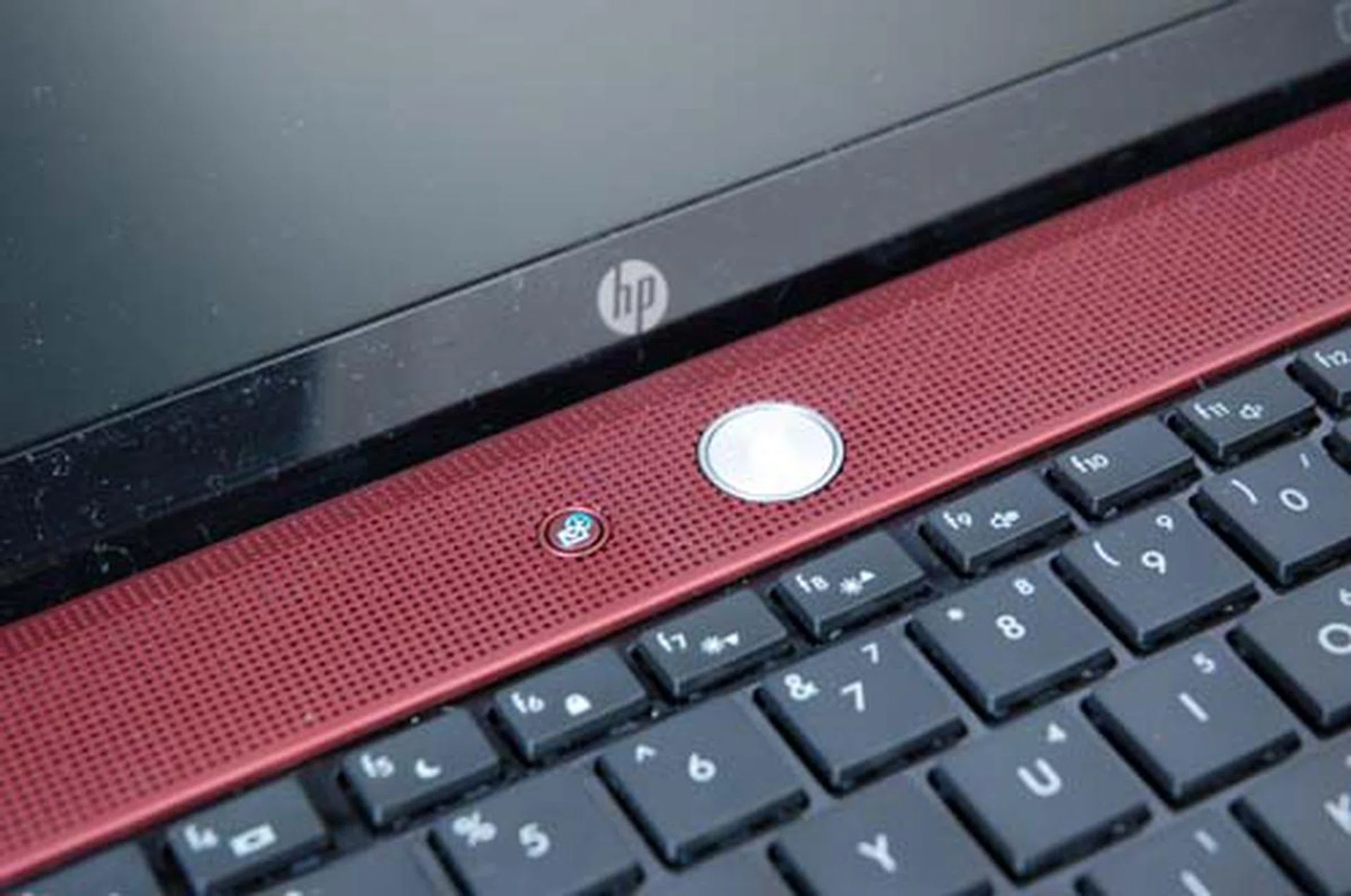 Activating the QuickLook 2 function is a simple affair - just hit the small button located next to the power button.