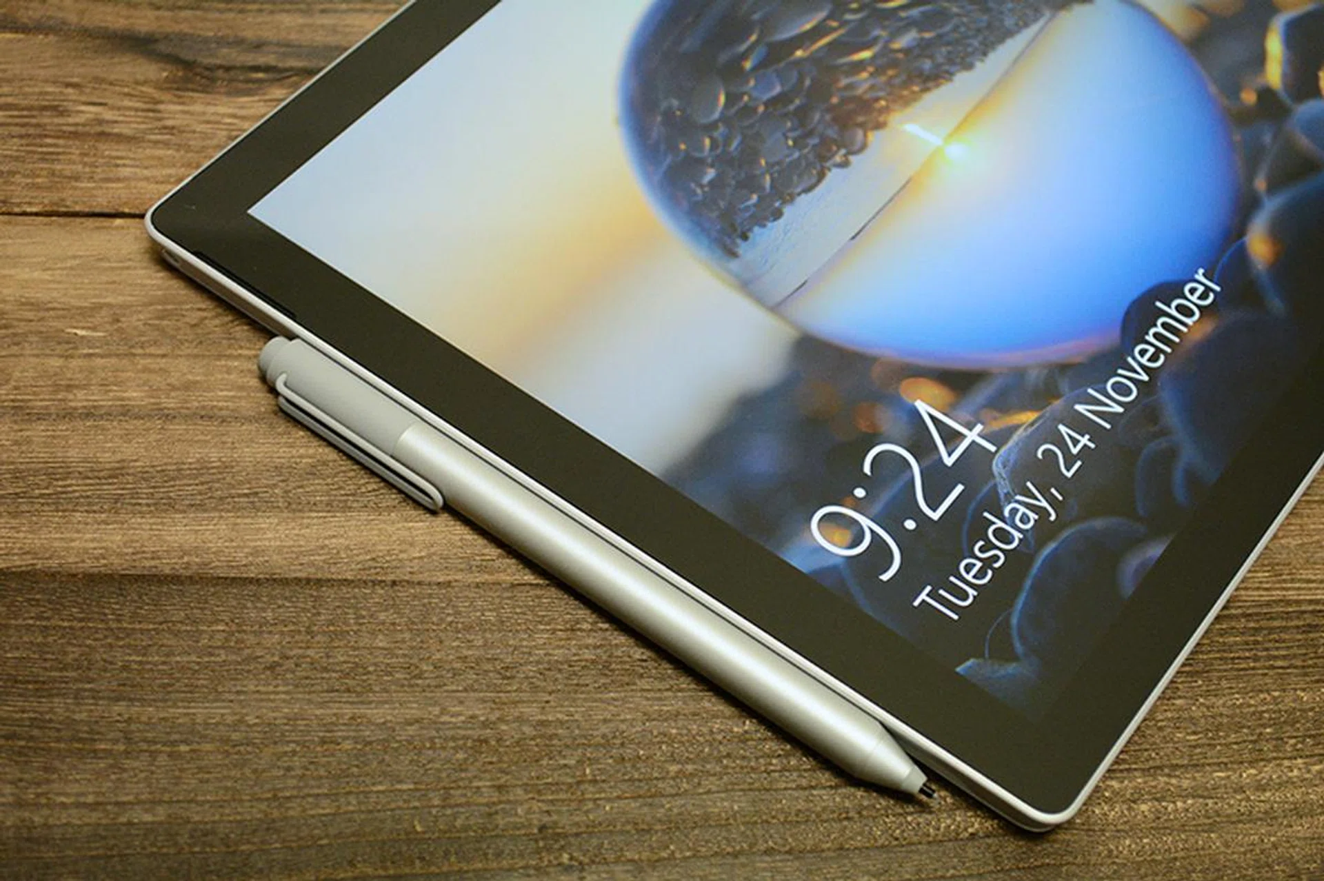 The new Surface Pen attaches to the tablet's left edge with just the right amount of force.