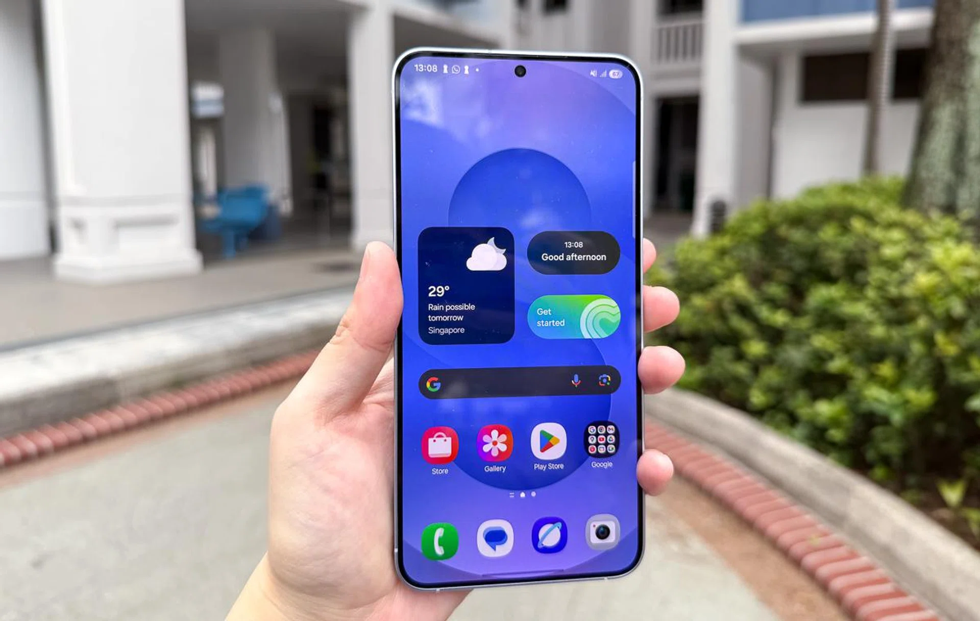 The display is bright even under sunlight. Photo: HWZ.