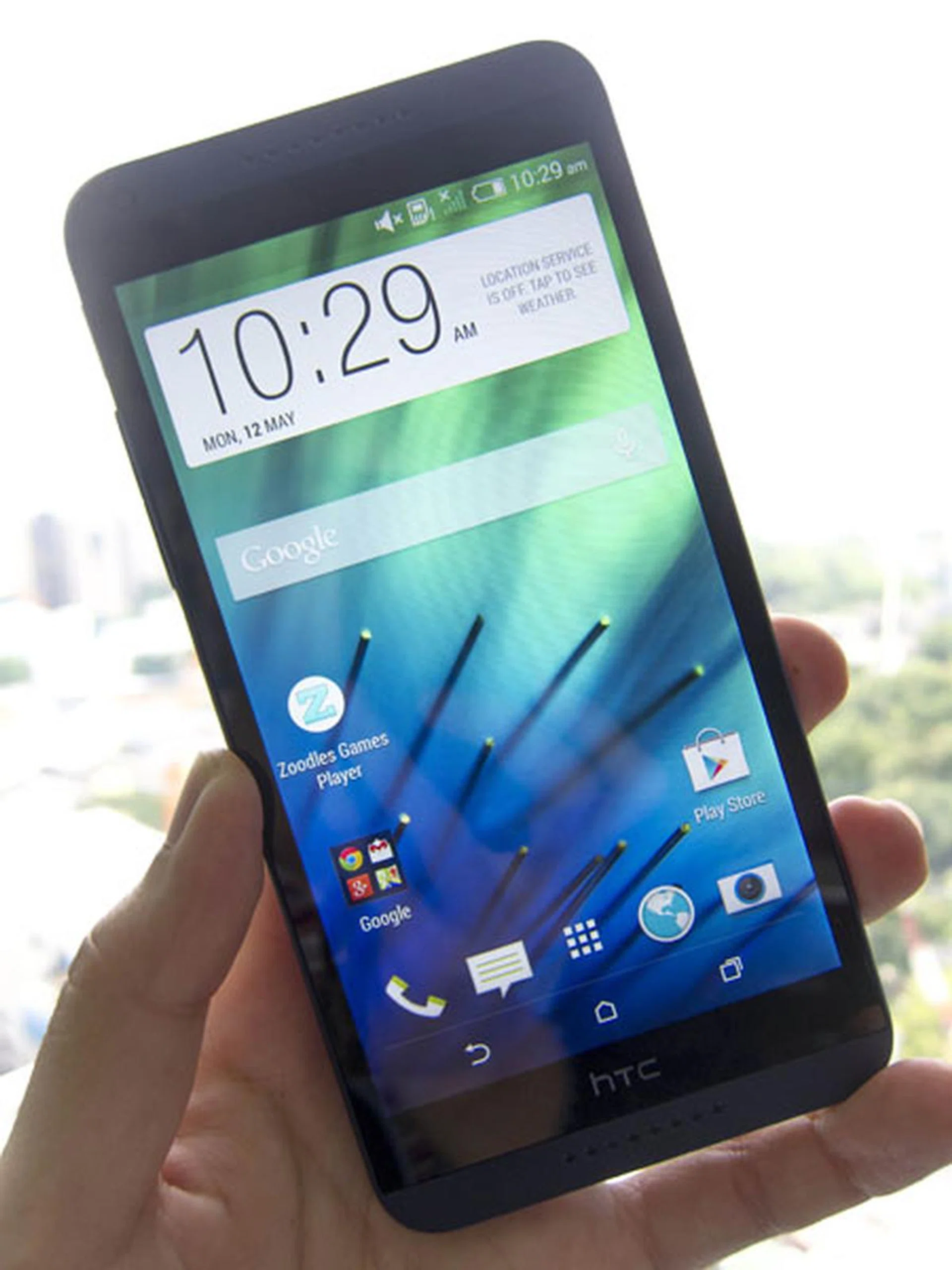 HTC takes on the mid-range phablet market with its Desire 816.