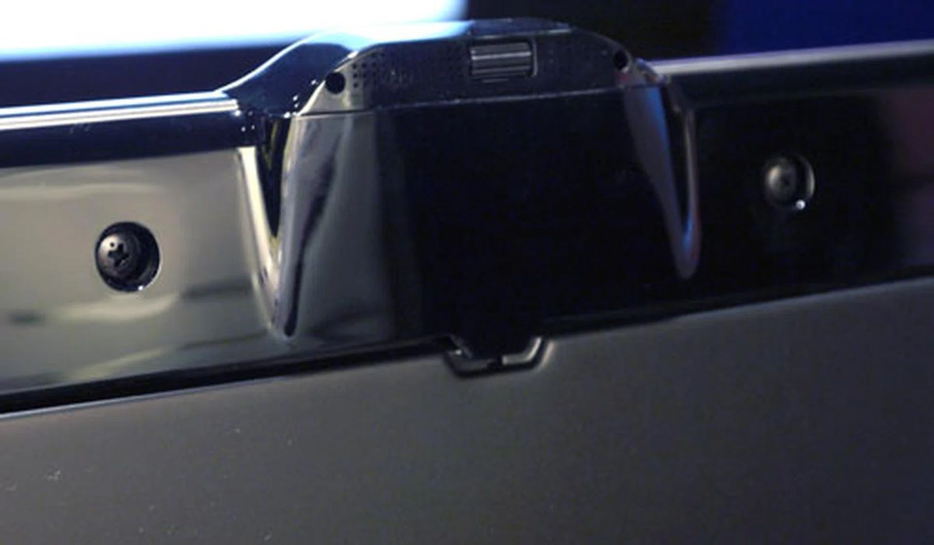 A gnarled knob situated behind the integrated camera enables the user to tilt the lens or to close it entirely if more privacy is desired. 
