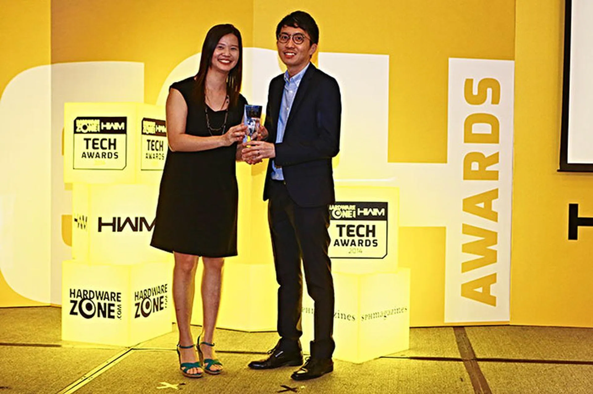 Lenovo won three awards: Readers' Choice for Best Business Notebook Brand, and Editor's Choice for Best Windows 8 Ultra Portable Notebook (Yoga 2 Pro) and Best Windows 8 Business Tablet (ThinkPad Tablet 2). Here's Mr. Kenny Lim, Lenovo's Communications Manager for ASEAN, receiving the trophy.
