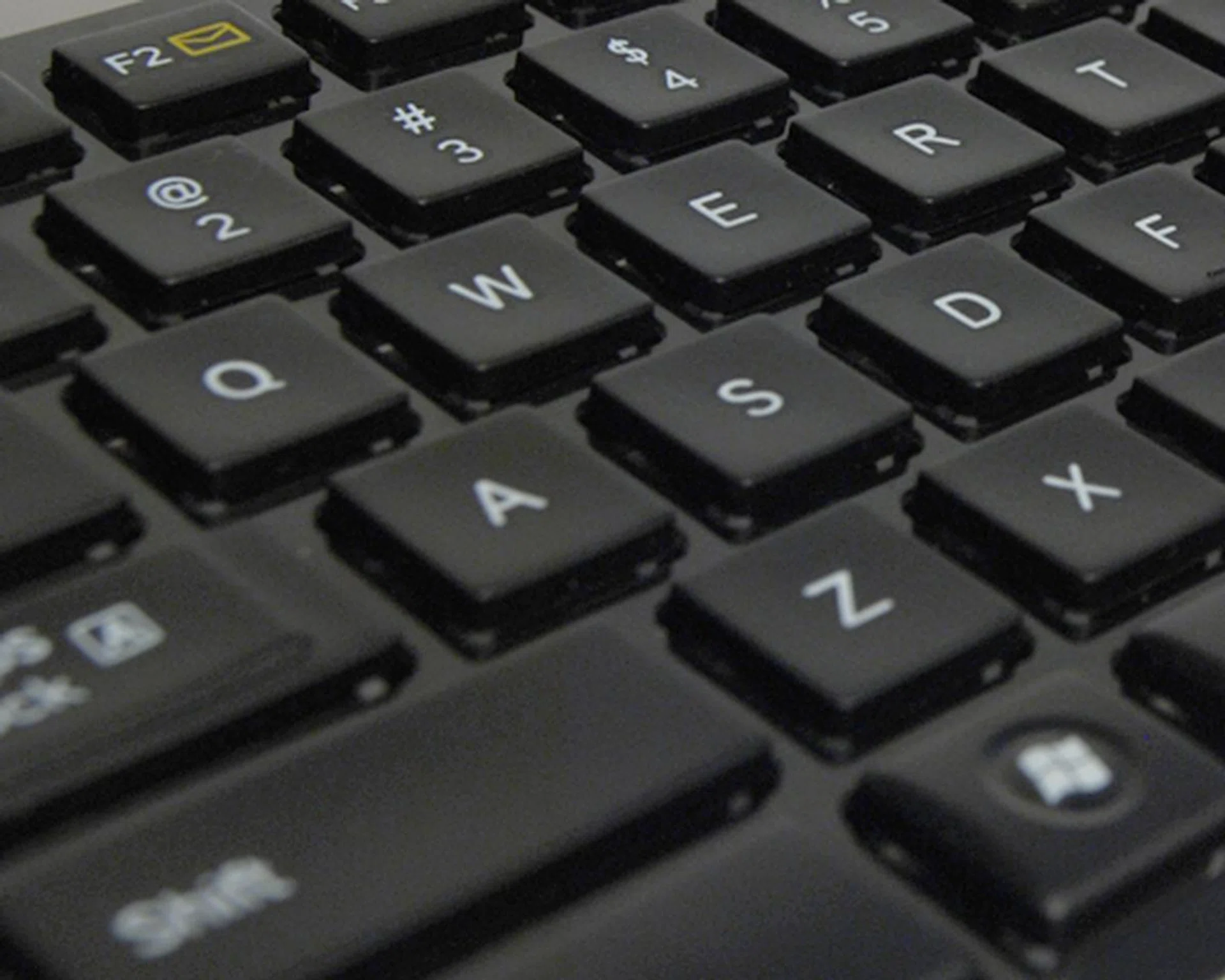 The straight layout reduces the comfort level significantly, though the slightly concaved keys are a pleasure to type on.