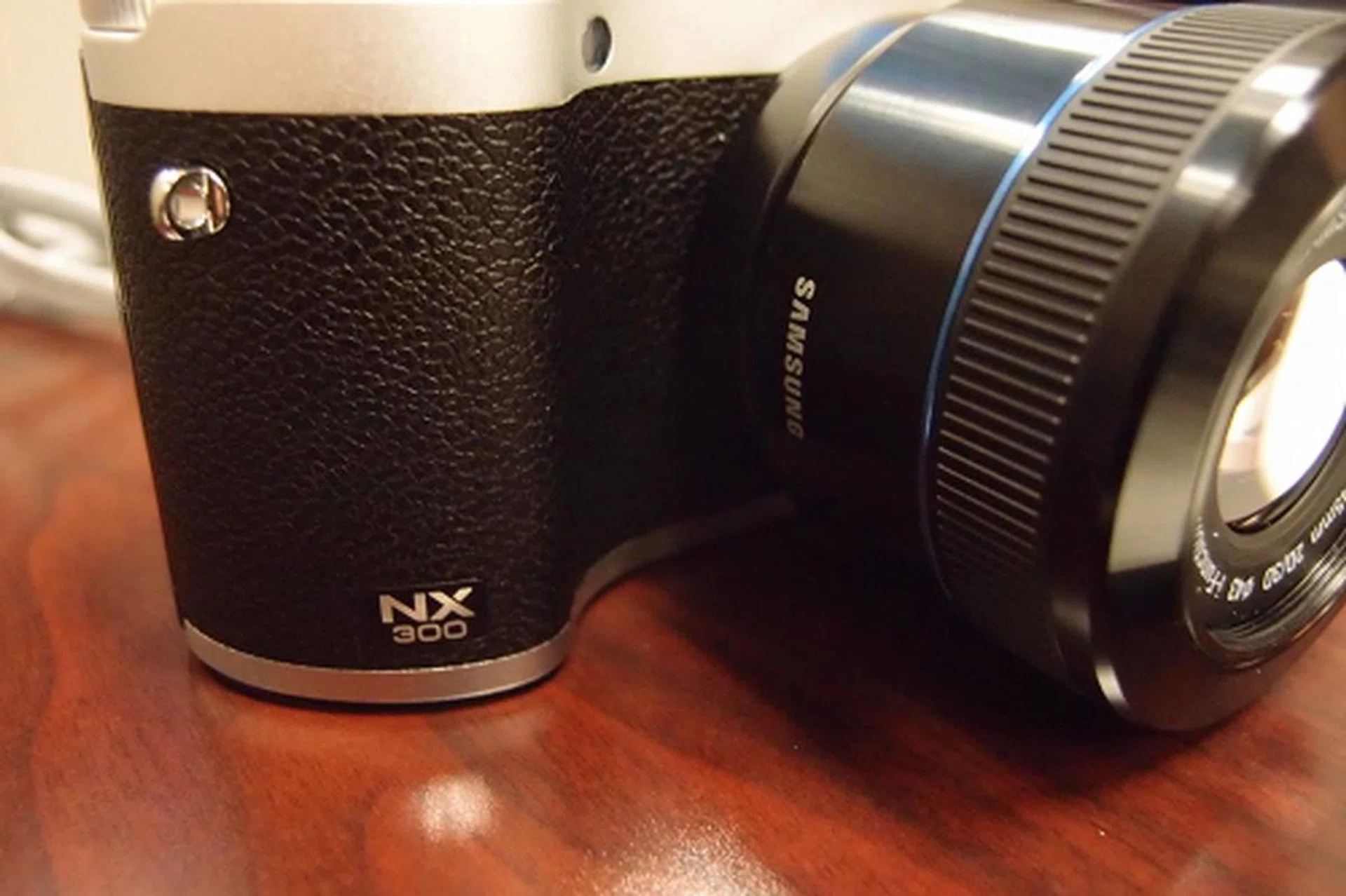 The familiar handgrip makes a return as well. We found it nicely-sized and not too bulky or intrusive.