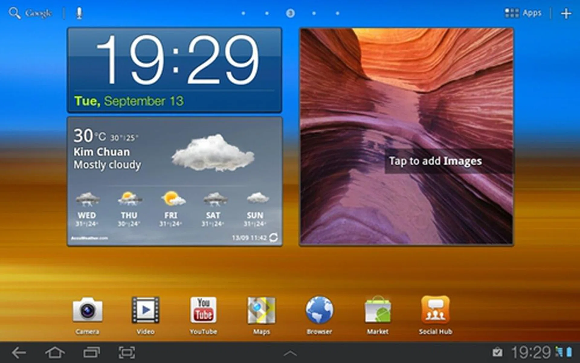 The first feature of Samsung TouchWiz is the Live Panel, where you can customize home screens using a variety of widgets.