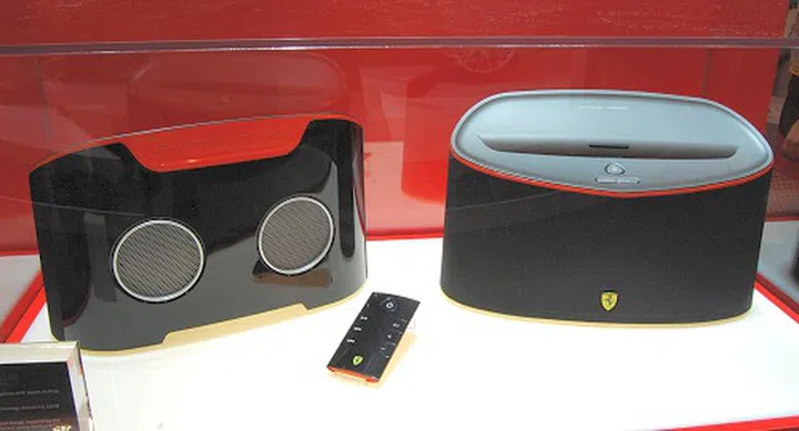 This is the Scuderia FS1 Air, a 2.1-speaker wireless Bluetooth speaker dock that also supports Apple’s AirPlay technology. The twin speaker grilles at the rear are passive bass radiators. The dock uses a class HD amplifier and is rated for 120W of RMS music power output.