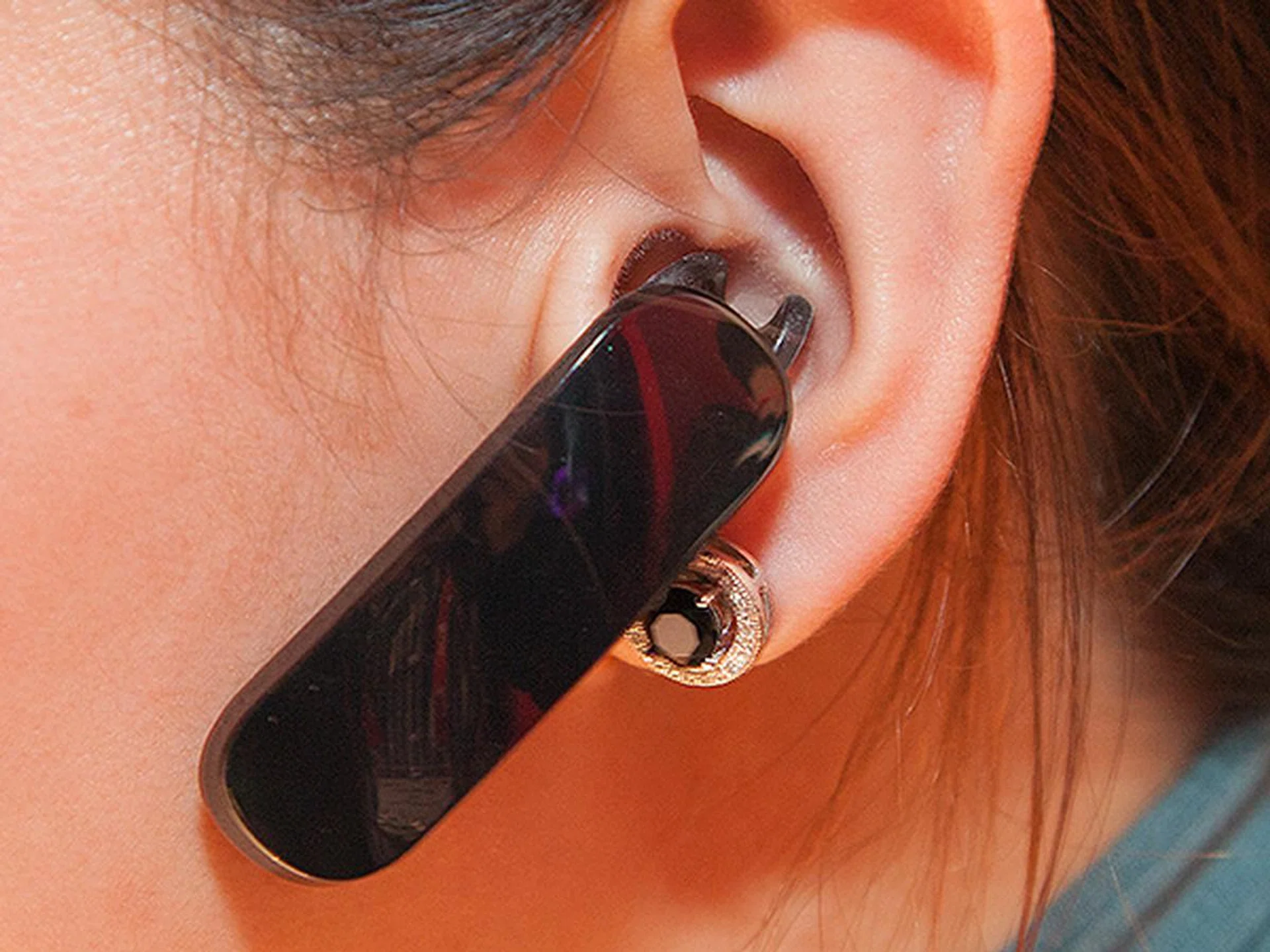 The earpiece will fit into your ear like any other Bluetooth headset. It connects via Bluetooth 4.1 and it also features dual microphone noise reduction as well as quick NFC pairing with your phone. Used alone as a standard Bluetooth earpiece, it has a standby time of up to 2 weeks.