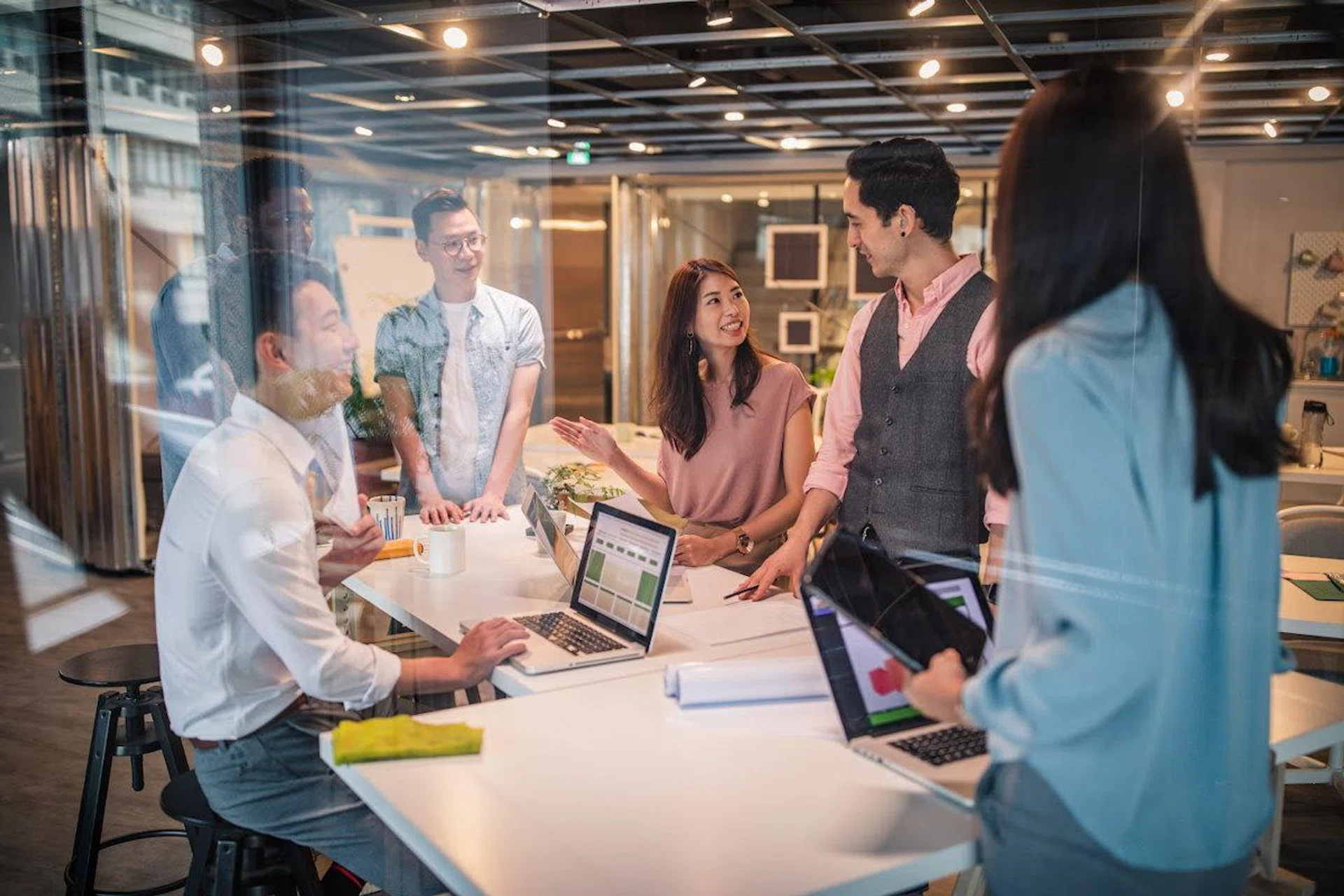 Business 5G solutions offer more services for SMBs compared to consumer 5G plans. Image: Getty Images
