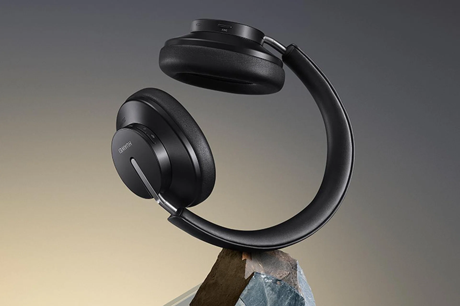 Huawei FreeBuds Studio.