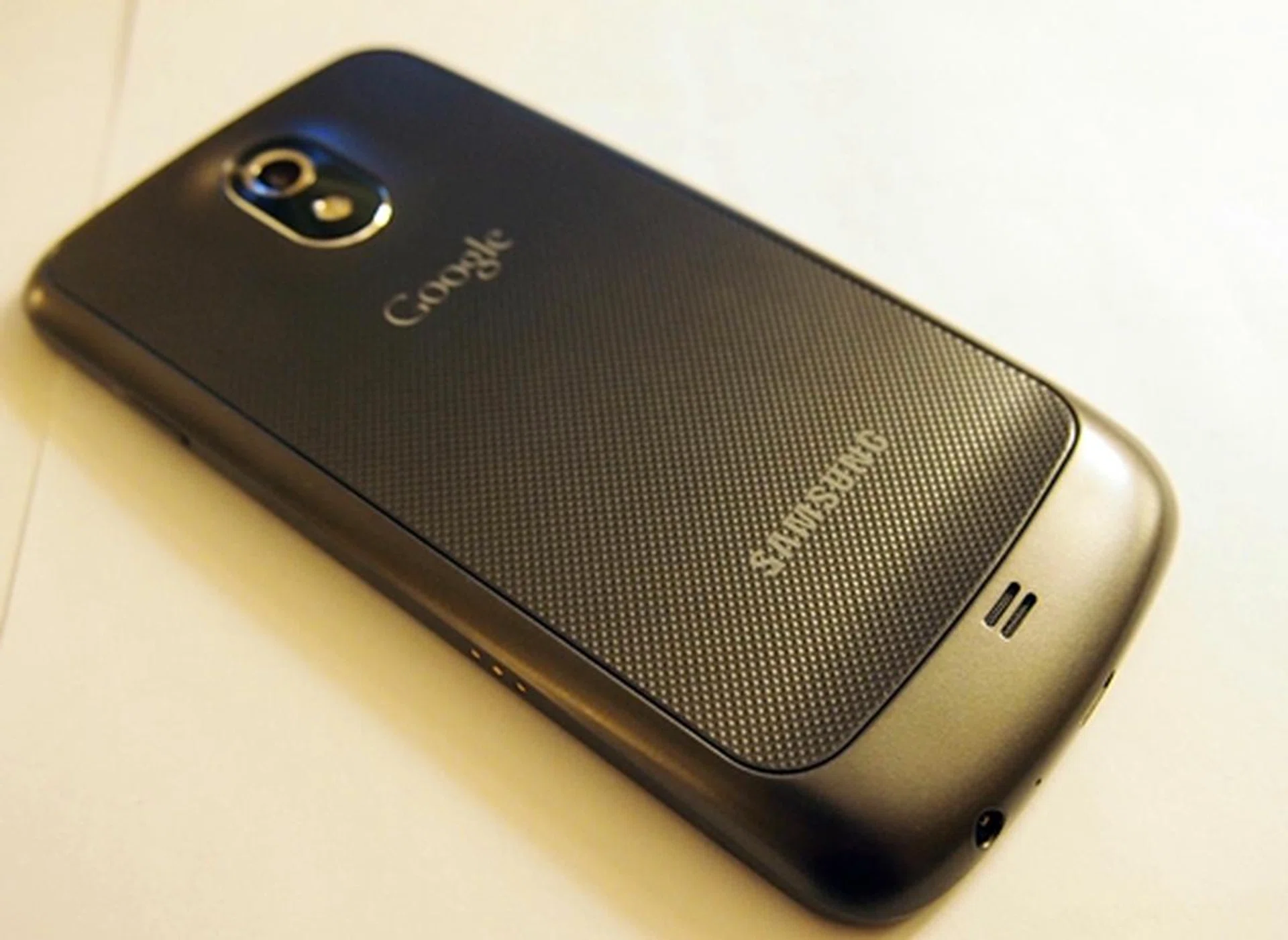We liked the textured back of the Samsung Galaxy Nexus. It helps us have a better grip of the device.