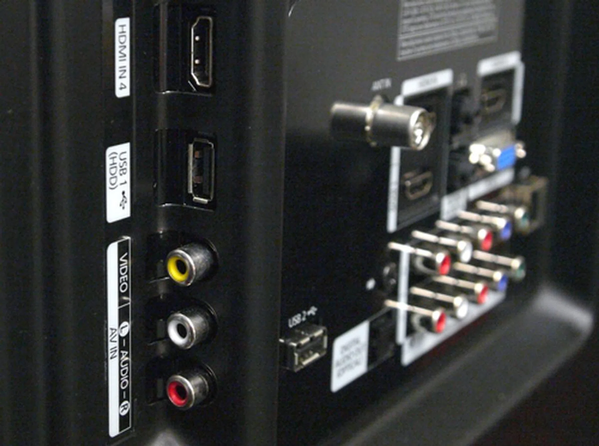 Samsung says, plug your portable AV peripherals here. The C550 extends a HDMI, USB and Composite connector at the side panel, and they are also easily accessible compared to LG's recessed design found on some of their recent HDTV models.