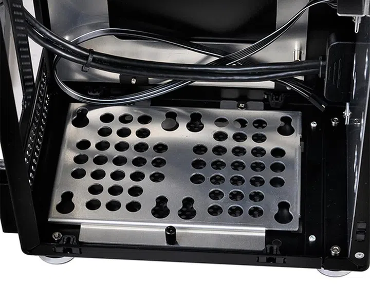 The bottom hard drive tray can be removed to make way for a 3.5-inch HDD or 120mm fan. (Image Source: Lian Li)