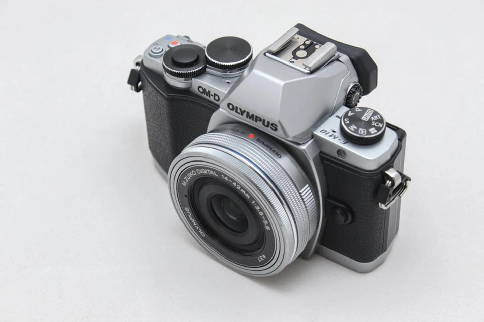 The new 14-42mm electronic zoom kit lens folds into itself nicely when the camera is turned off.