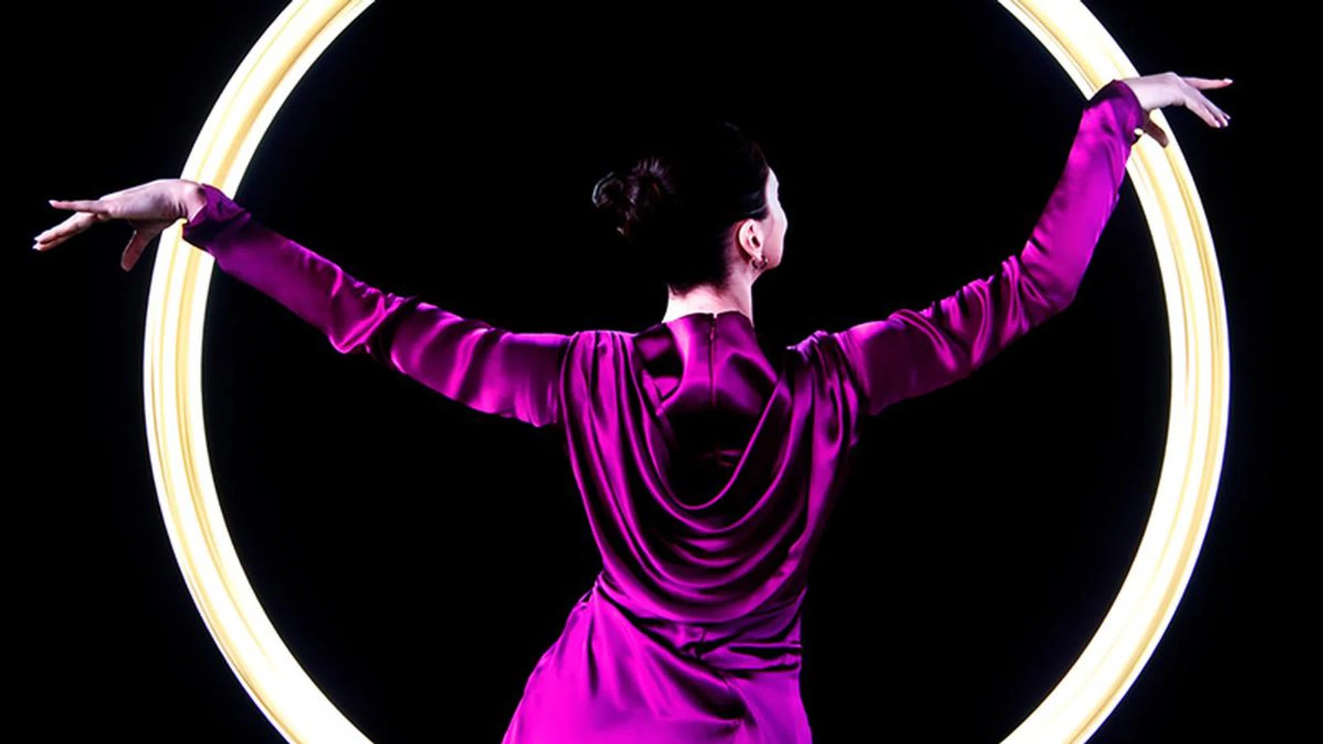 The Q900R offers top drawer local dimming performance, though very small details may get crushed. (Video: Samsung QLED 4K 60P HDR10 Demo T1 (2019).)