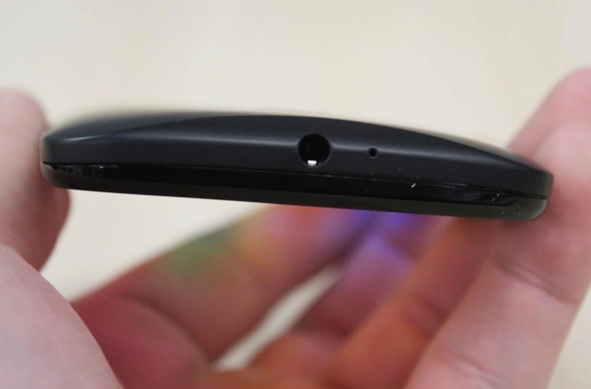 The tapered back offers a better handling of the Moto G. You can also see the two different type of plastic used to construct the device.