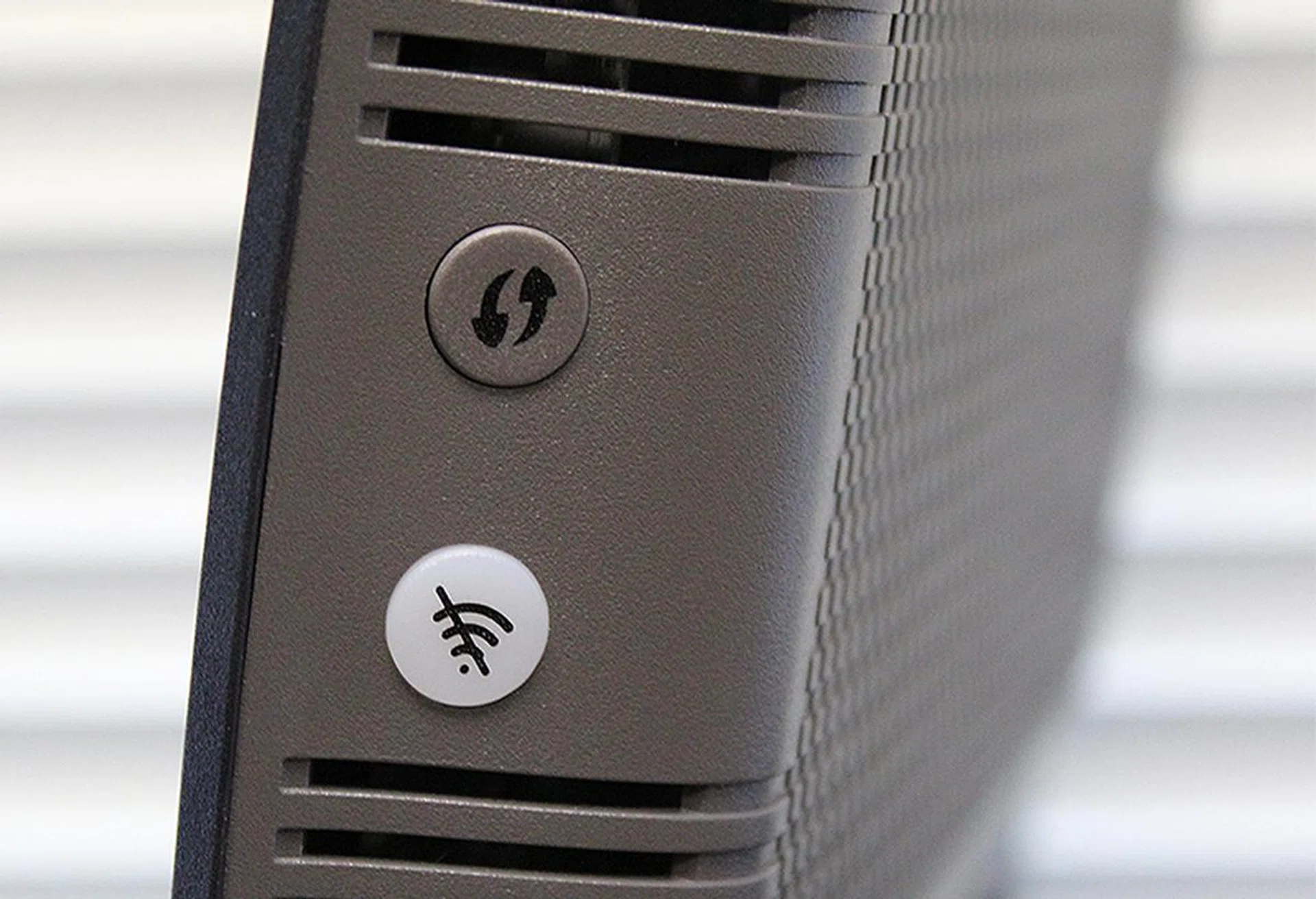 Handy buttons by the side let users quickly turn the Wi-Fi off and also enable WPS setups.