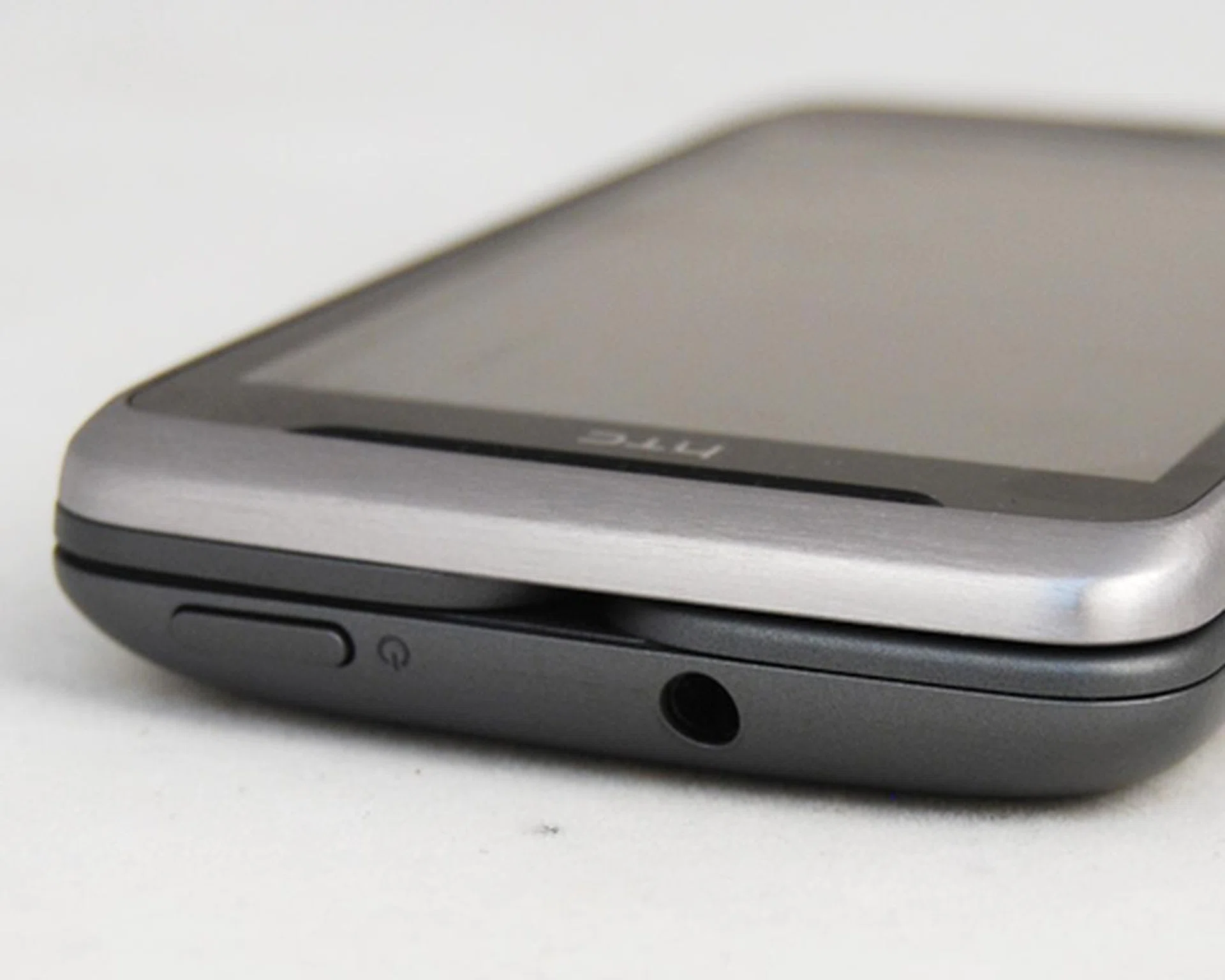 The metal materials along its border and the rear adds a solid feel to the overall handling of the Desire Z.