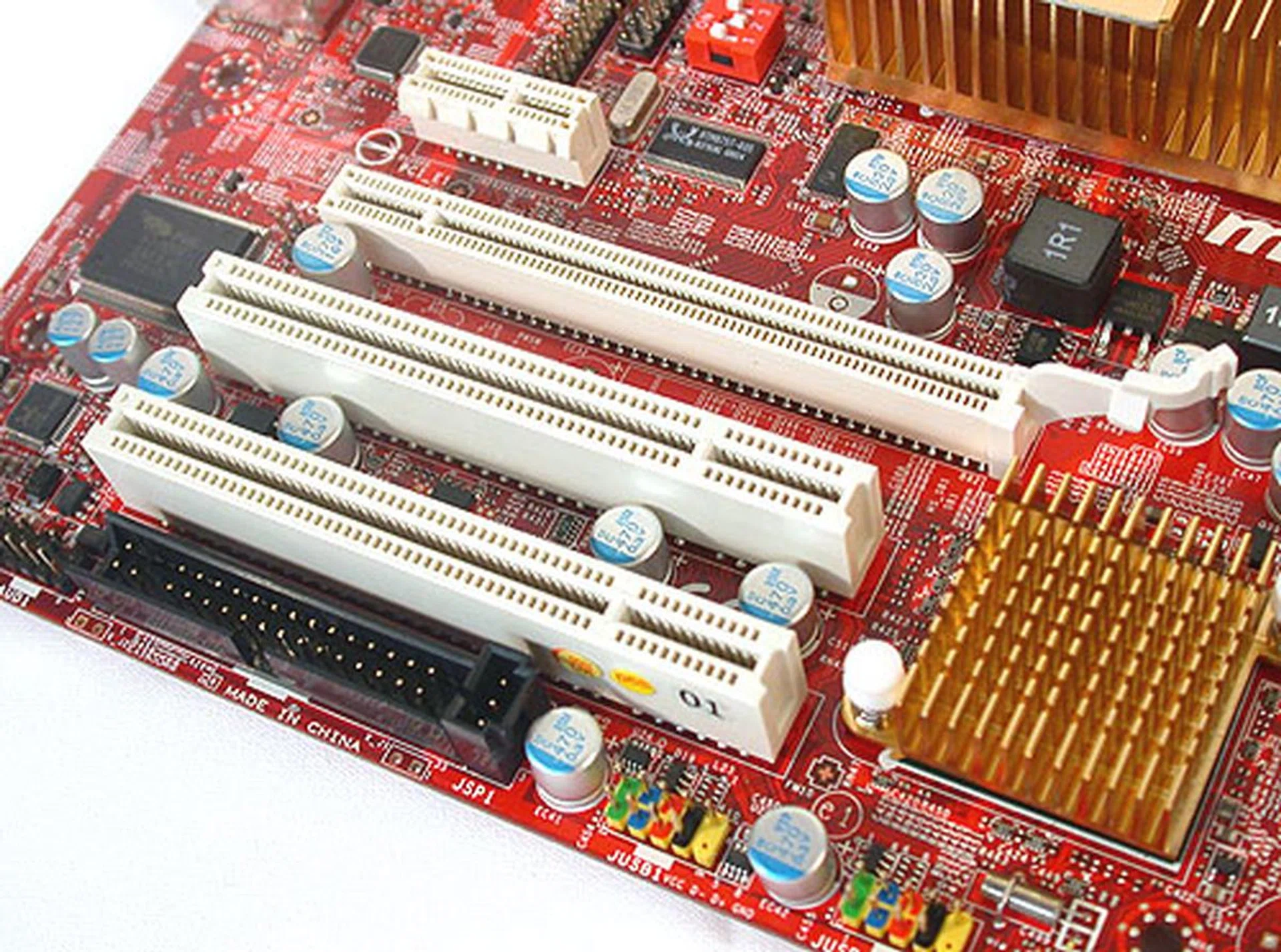 A single PCIe x16 slot for a discrete graphics card but it's only version 1.0 compliant. Two PCI slots and a PCIe x1 slot complete the quartet. There's also a floppy drive connector (in black).