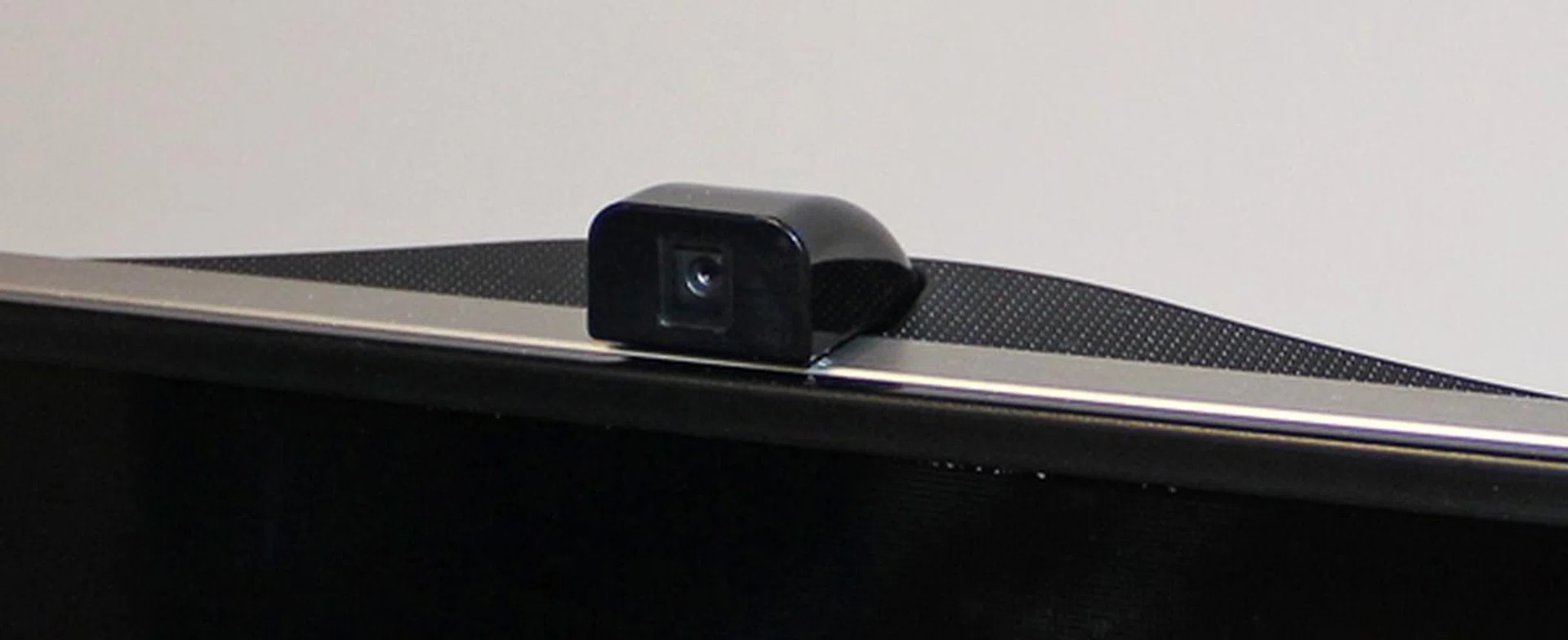 With the help of this centrally mounted camera, users can issue gesture commands to the F8000.