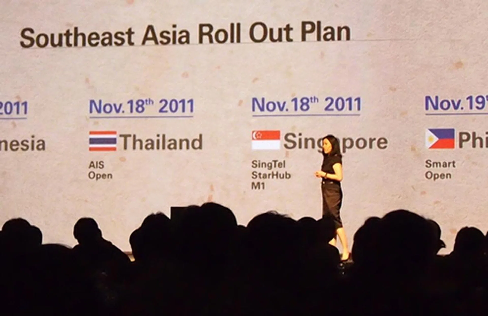 The Samsung Galaxy Note will be available in Singapore from November 18 onwards at all three telcos. The device will also roll out in Vietnam and Malaysia on Nov 11, Indonesia on Nov 12, Thailand on Nov 18, Philippines on Nov 19 and Australia on Feb 1st 2012.