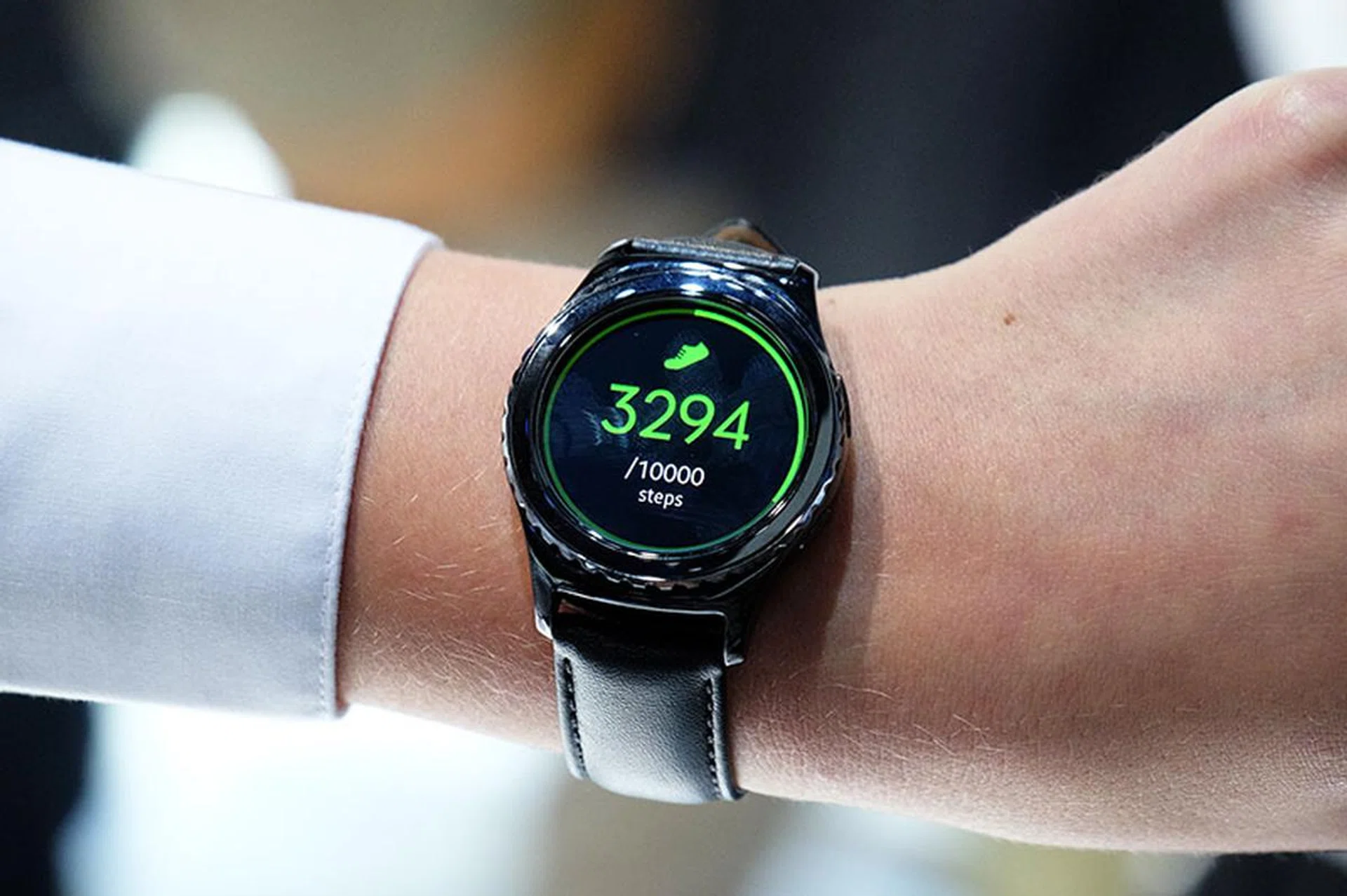 The Gear S2 Classic looks more like a traditional timepiece, with 20mm lugs and a knurled bezel.
