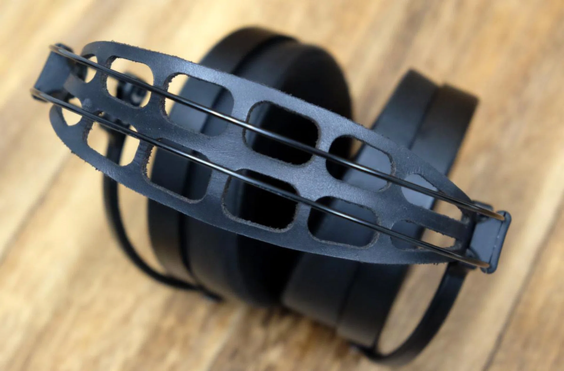 To save even more weight and to increase comfort, the leather head band is perforated - not great if you suffer from trypophobia.