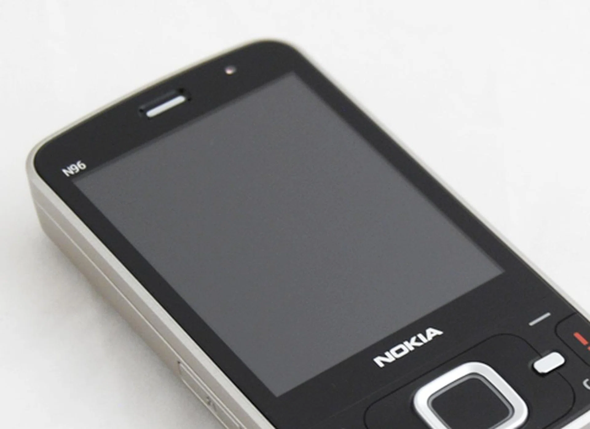 As you might have noticed, there has been no changes in the screen size of the N96, which sticks to the generous 2.8-inch display as seen on its predecessor.