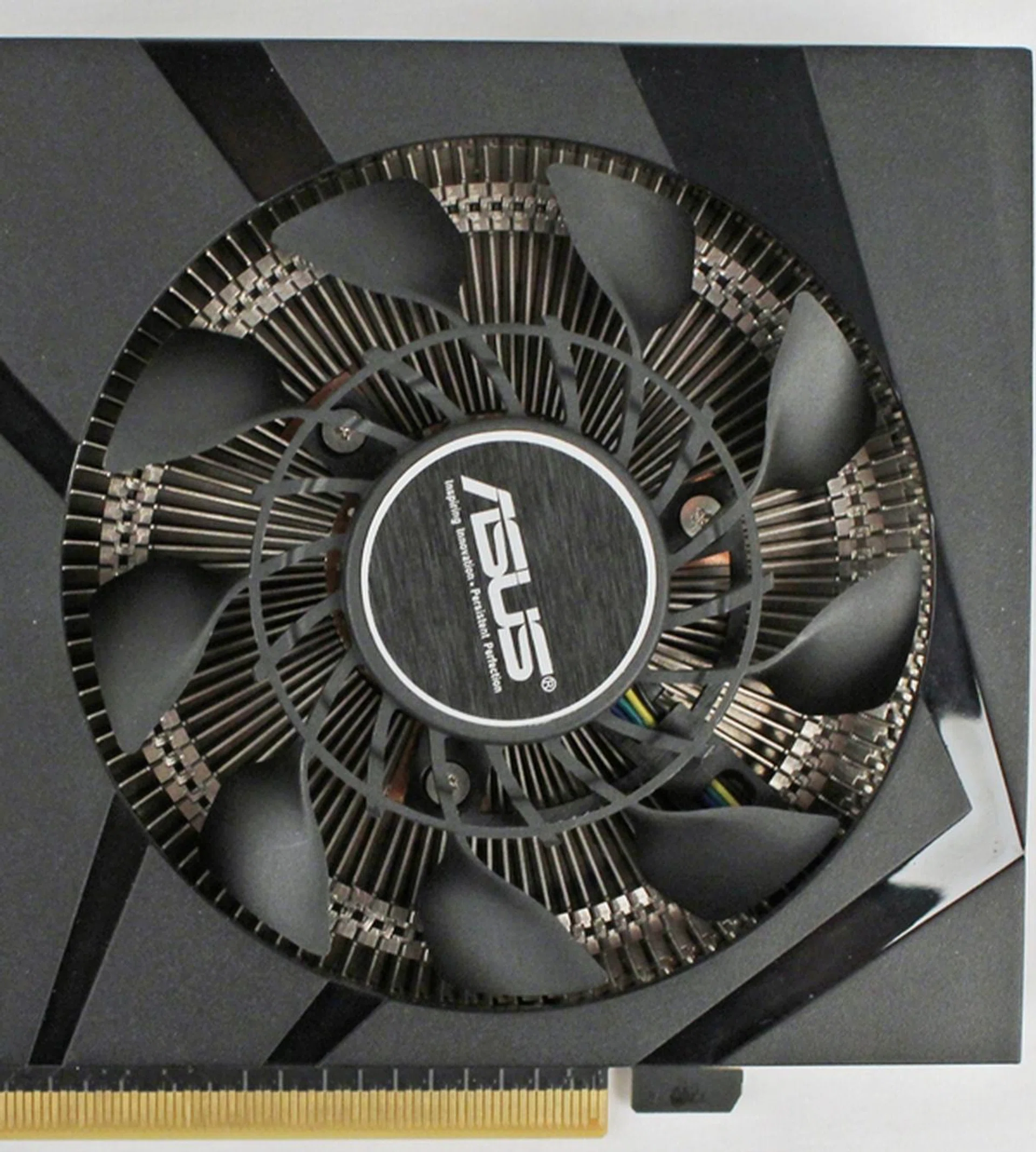 The new CoolTech fan that is part of the cooling system of the card. The card's GPU is in direct contact with the DirectCU Mini cooler, which features a built-in vapor chamber and thus, the cooler doesn't feature heat pipes.