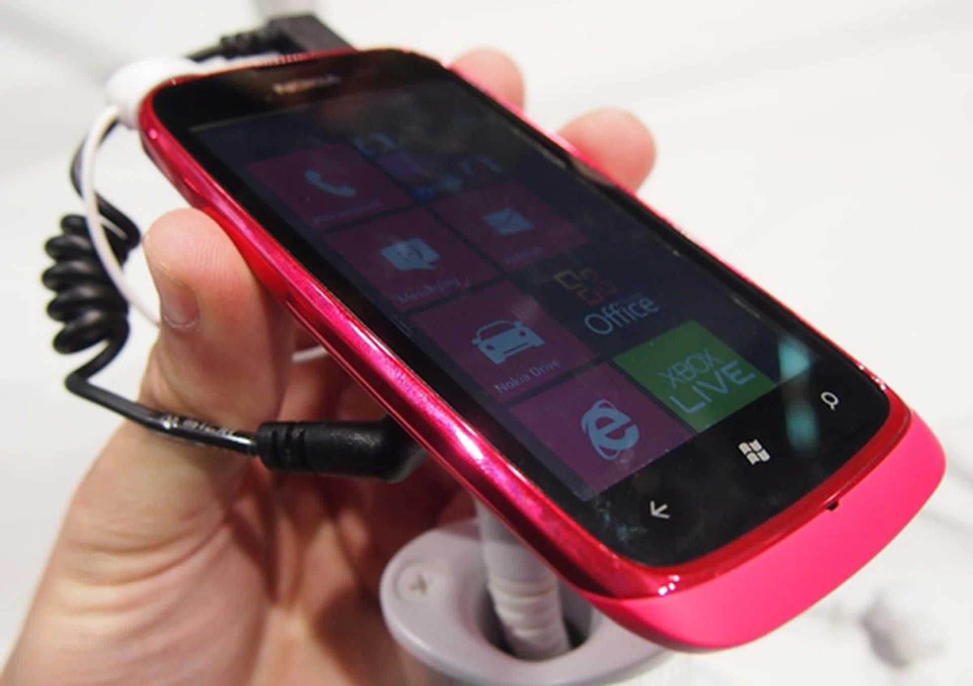 As an entry level phone, it is obvious that the Nokia Lumia 610 will not sport the sturdy unibody design of the Lumia 800 or the large display of the Lumia 900. Nevertheless, the Lumia 610 felt good in our hands.