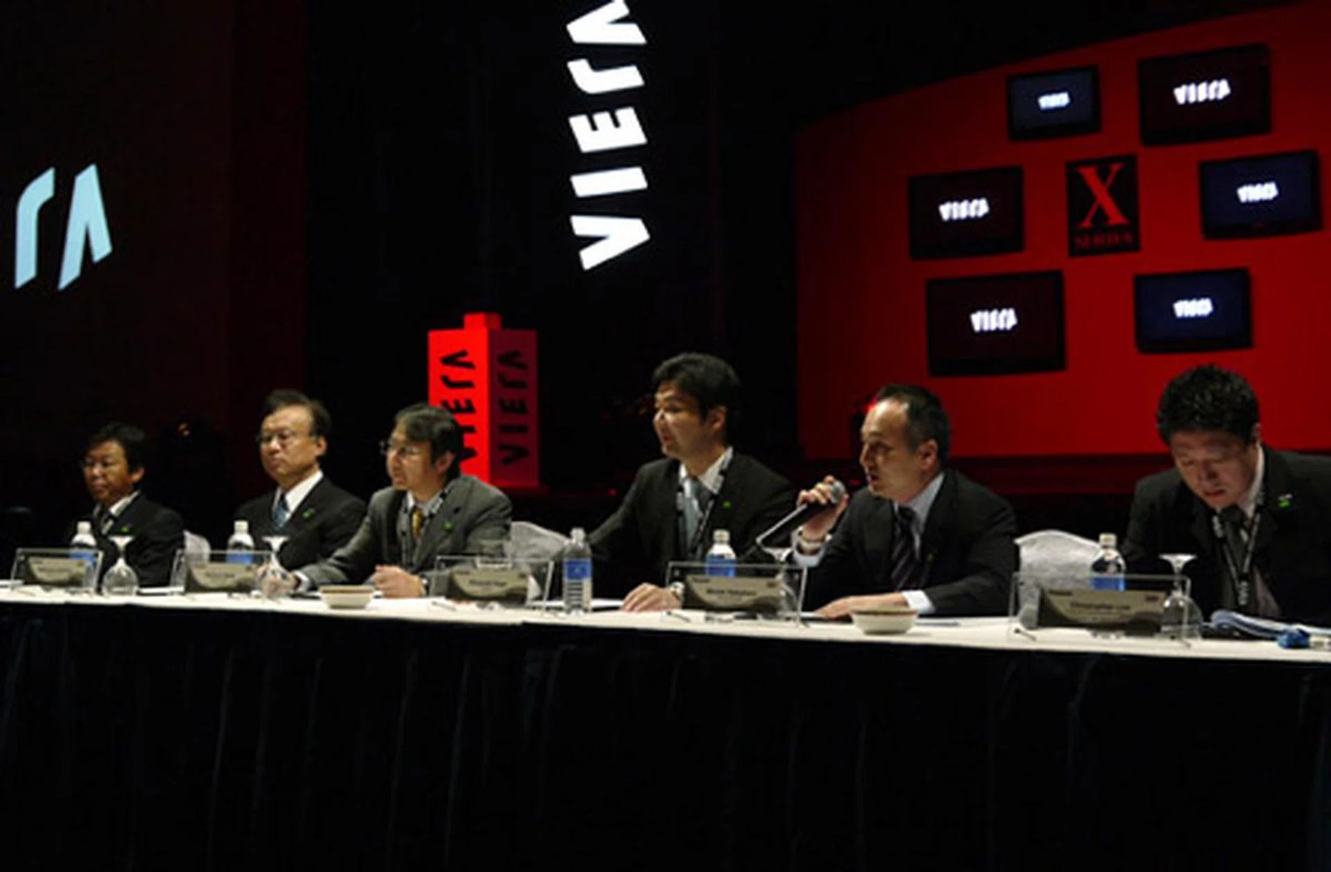 Mr Motoki Nakahara, General Manager for Panasonic Marketing Asia, tackling some questions from the media. We know that the Z-series released in the States possess Wireless HD features. However, Singaporeans won't be seeing that feature anytime soon since the frequency used by Panasonic runs in conflict with our military standards here. 