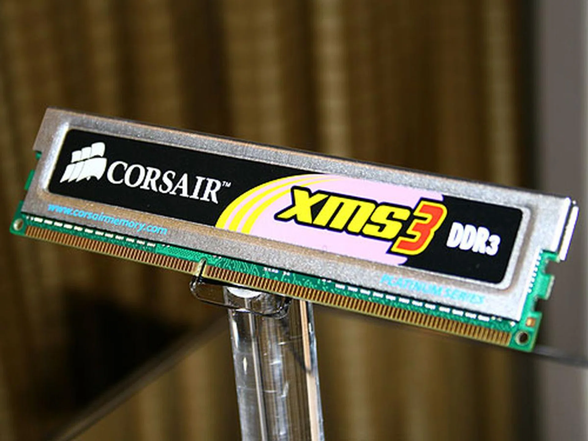  Over at Corsair's suite in Hyatt, we saw some of their upcoming DDR3 modules, starting with the familiar XMS series.  