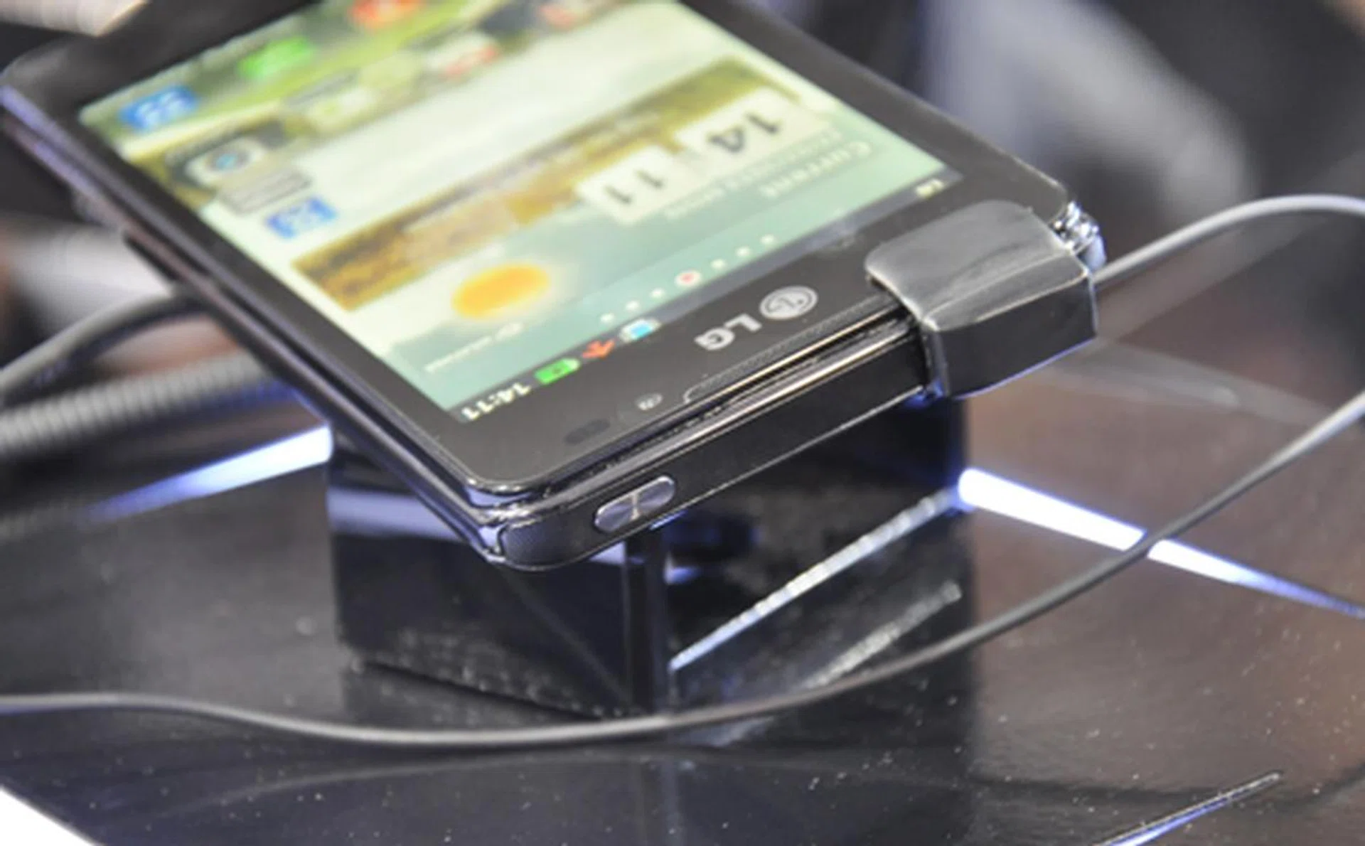The Optimus 3D takes a leaf out of its Prada by LG 3.0 smartphone in terms of design, showing buttons that are silver-accented.