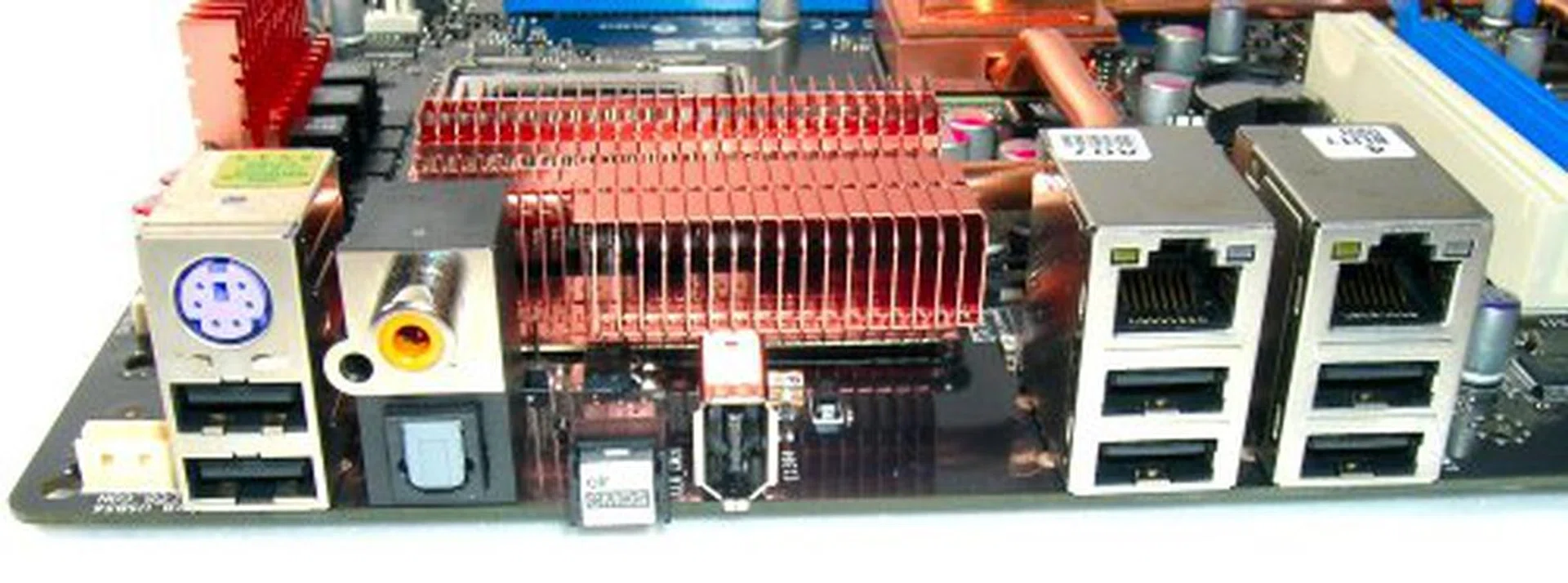 The rear I/O panel looks strangely empty due to the fact that the Blitz Extreme features a proper sound card. ASUS also does away with all legacy connectors except the one PS/2 keyboard. Here, there are six USB 2.0 ports, optical and coaxial S/PDIF, one FireWire, two LAN ports and the CMOS reset button.