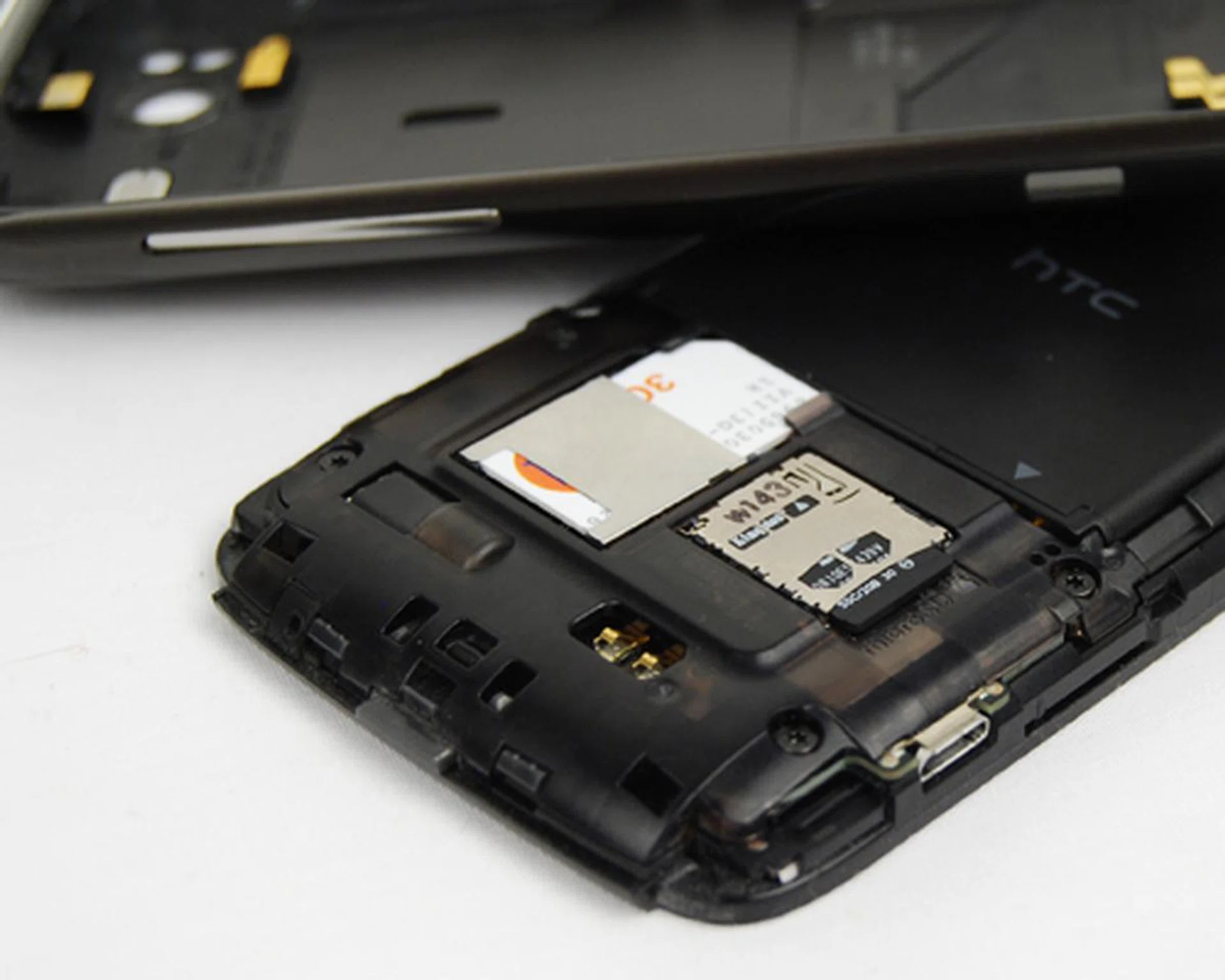 Though a hot-swappable microSD card is available, be advised that you should unmount your SD card to prevent data corruption.