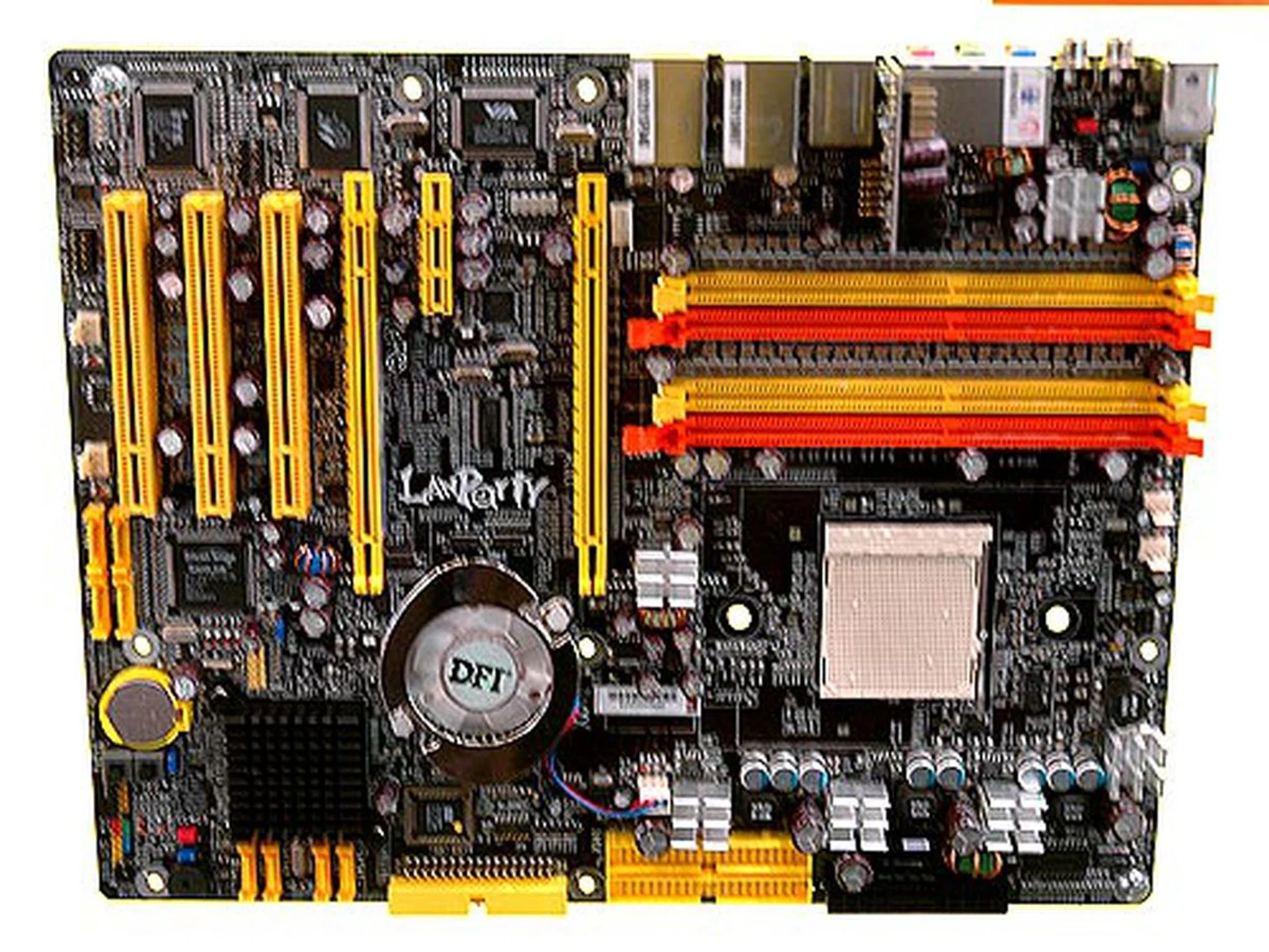 For ATI CrossFire fans, DFI has the LP UT CFX3200-DR board based on the new ATI CrossFire Xpress 3200 paired with the ULi M1575. The board offers two PCIe x16 graphics slots, dual Gigabit Ethernet LAN ports, eight SATA ports, IEEE 1394a support and DFI's eight-channel Karajan audio. However, this board is based on the Socket 939 platform.