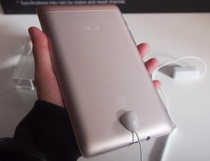 Despite its affordable price tag, ASUS did not sacrifice on the build quality of the Fonepad. Its rear metallic back with tapered sides gives the device a great feel and handling.