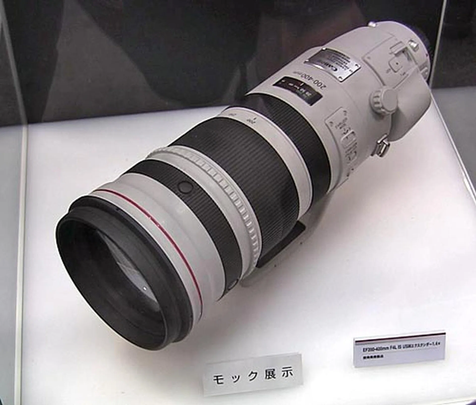Canon has just announced the development of this EF 200 – 400 mm f/4L IS USM Extender 1.4x. It’s a 200 – 400 mm lens with a built-in, user-switchable 1.4x teleconverter, thus becoming a 280 – 560 mm F5.6 lens. Designed for sports and wildlife photographers, the lens will feature weatherproof construction, and would be launched later in the year.