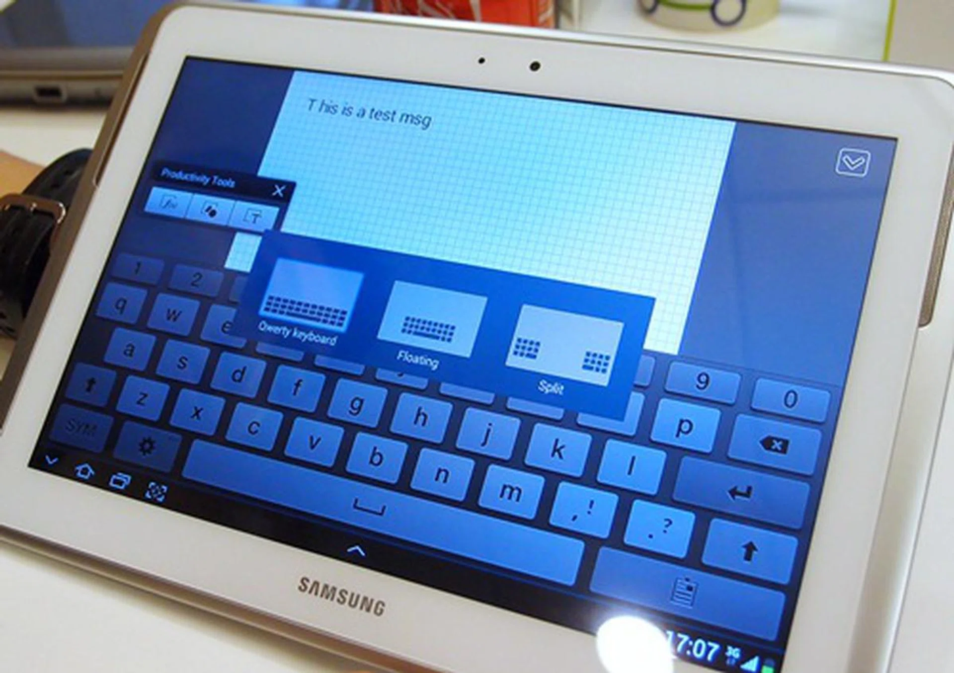 With a simple pinch gesture on the keyboard, users can easily switch from three different keyboards, the regular QWERTY, floating and split. The floating keyboard is especially useful if you are working in Multiscreen. 