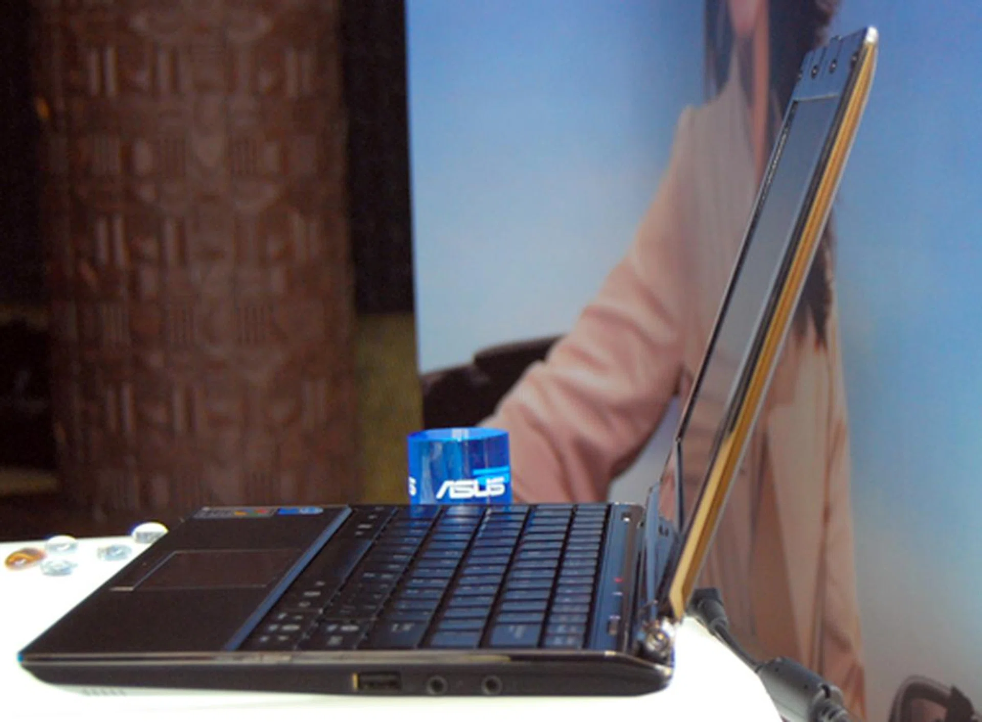  Being thin equates being light, and that definitely is the case with the S101's 18mm thickness, which matches its light weight measuring at 1kg only.  