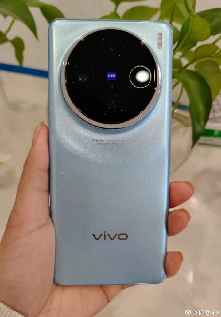 Leaked photo of Vivo X100, from Weibo user.