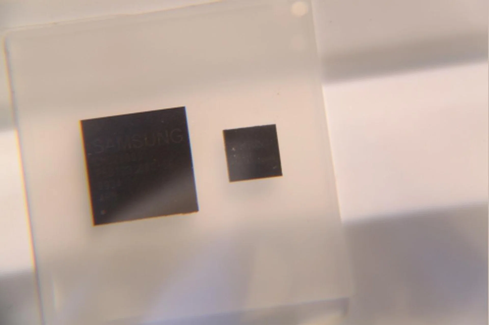 The Samsung "Pine Tree" LTE RF integrated circuit supports the 3GPP band I, IV, and VII. Bandwidths supported range from 1.4, 3, 5, 10, 15 to 20Mbps.